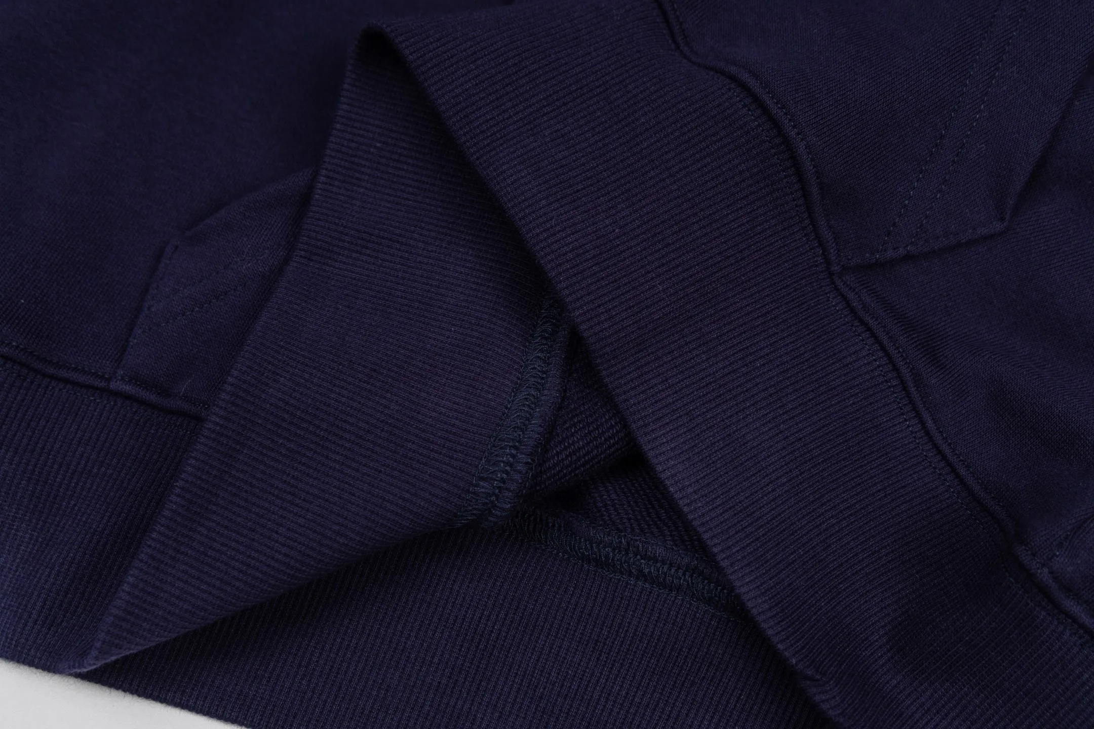 🅿️360 CD logo embroidered hooded sweatshirt (navy blue) was originally purchased and developed for 9,800 yuan. The fabric is made of high-quality royal blue cotton fleece fabric, which is soft and comfortable to the touch. The delicate tonal CD Icon embroidery on the chest is low-key and elegant, highlighting the brand details. The drawstring hood design is paired with metal accessories engraved with the Dior logo to enhance the overall texture. The practical kangaroo pocket on the front is as beautiful as it is practical. Ribbed cuffs and hem ensure comfort while maintaining a structured silhouette. 100% cotton material brings excellent breathability and skin-friendly experience. The regular fit has a neat cut and is easy to match with a variety of bottoms. Exquisite embroidery technology and delicate fabric processing complement each other, reflecting Dior's consistent meticulous workmanship. This sweatshirt is the perfect blend of athleisure and haute couture, making it ideal for everyday style. Size:S-M-L-XL