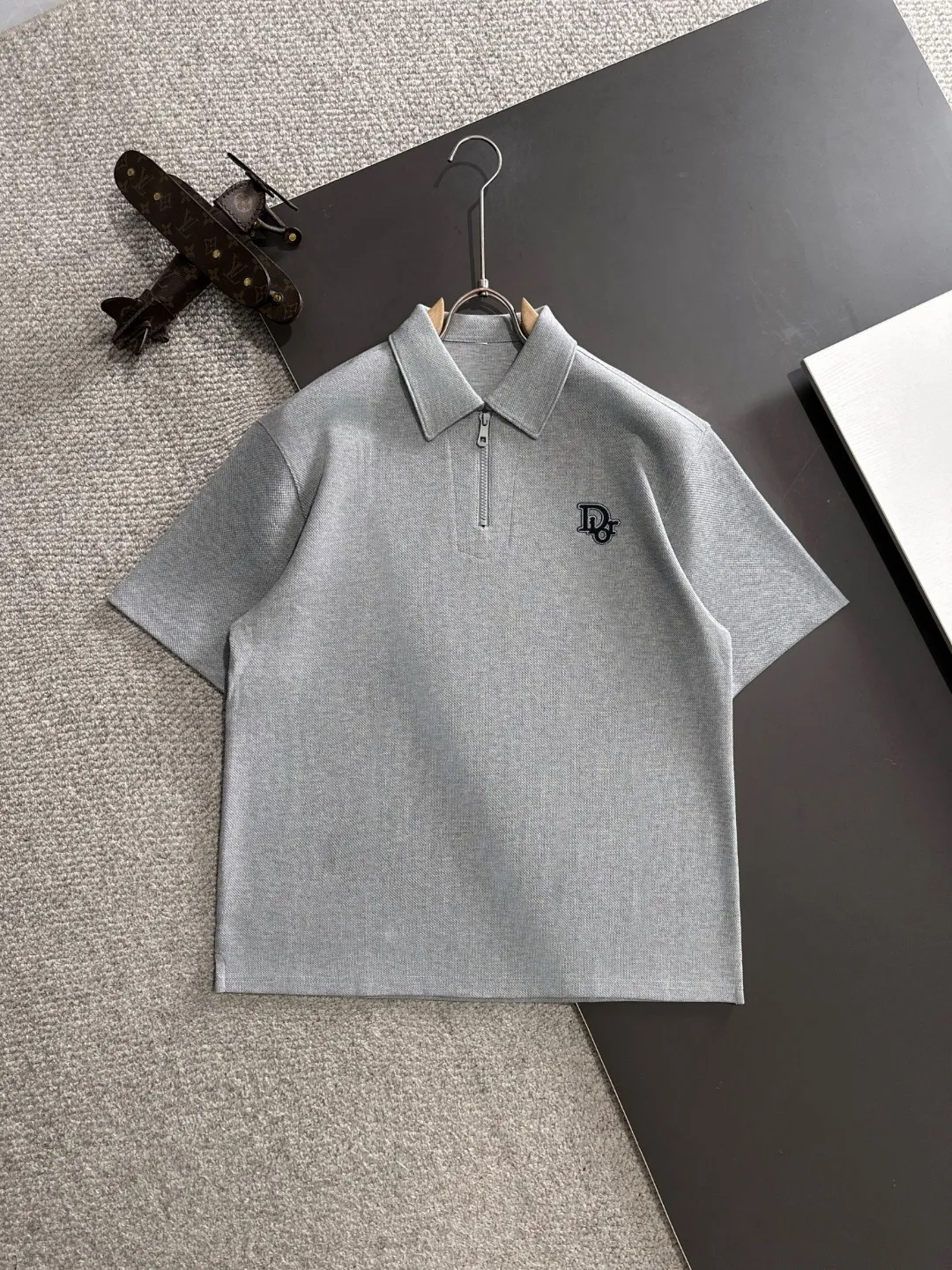 🅿️330 shipped the next day. High version DIOR/Dior 25ss spring and summer new high-definition pique cotton T-shirt. Made in Italy with imported machines. Truly luxurious and high-quality. 1:1COPY with eyes closed. Heavy combed fabrics, high-strength and heavy-weight fabrics feel substantial when weighed. The upper body is also more textured than ordinary T-shirts and is not easy to deform. This texture can cope with the weather. It absorbs sweat and is breathable, suitable for both hot and cold conditions! Perfectly produced with reference to the original stitch and stitch! The loose fit design is super noble. Custom-woven signature ribbed collar, cuffs, and hem. Really rare and rare goods Size: M-XXXL