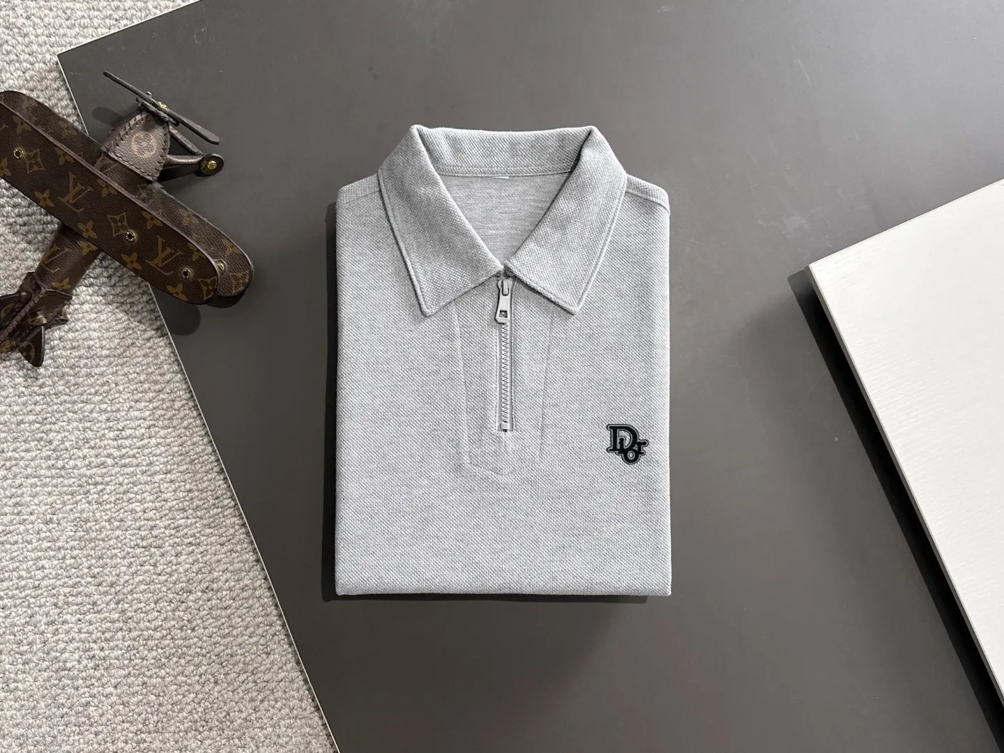 🅿️330 shipped the next day. High version DIOR/Dior 25ss spring and summer new high-definition pique cotton T-shirt. Made in Italy with imported machines. Truly luxurious and high-quality. 1:1COPY with eyes closed. Heavy combed fabrics, high-strength and heavy-weight fabrics feel substantial when weighed. The upper body is also more textured than ordinary T-shirts and is not easy to deform. This texture can cope with the weather. It absorbs sweat and is breathable, suitable for both hot and cold conditions! Perfectly produced with reference to the original stitch and stitch! The loose fit design is super noble. Custom-woven signature ribbed collar, cuffs, and hem. Really rare and rare goods Size: M-XXXL