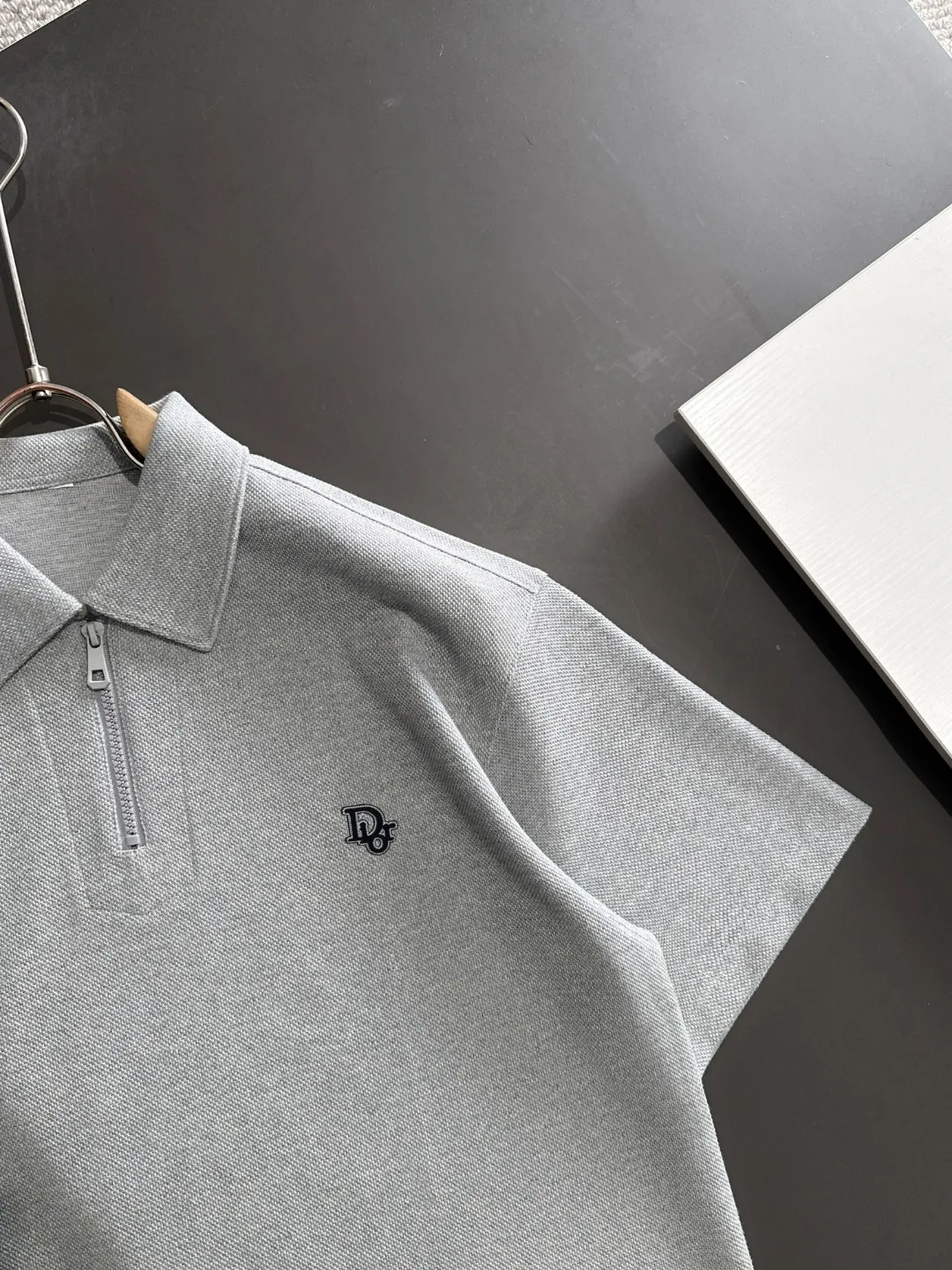 🅿️330 shipped the next day. High version DIOR/Dior 25ss spring and summer new high-definition pique cotton T-shirt. Made in Italy with imported machines. Truly luxurious and high-quality. 1:1COPY with eyes closed. Heavy combed fabrics, high-strength and heavy-weight fabrics feel substantial when weighed. The upper body is also more textured than ordinary T-shirts and is not easy to deform. This texture can cope with the weather. It absorbs sweat and is breathable, suitable for both hot and cold conditions! Perfectly produced with reference to the original stitch and stitch! The loose fit design is super noble. Custom-woven signature ribbed collar, cuffs, and hem. Really rare and rare goods Size: M-XXXL