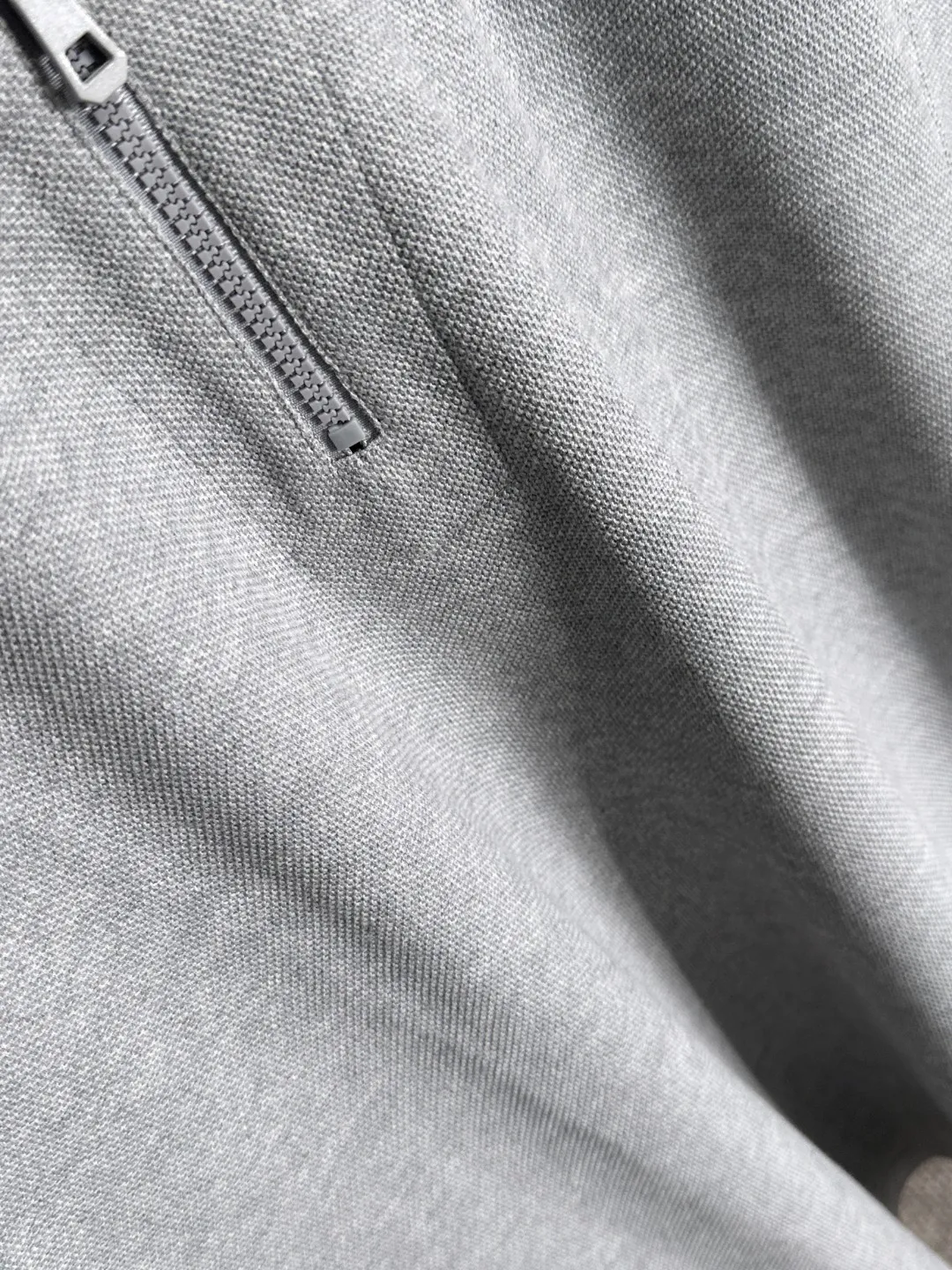 🅿️330 shipped the next day. High version DIOR/Dior 25ss spring and summer new high-definition pique cotton T-shirt. Made in Italy with imported machines. Truly luxurious and high-quality. 1:1COPY with eyes closed. Heavy combed fabrics, high-strength and heavy-weight fabrics feel substantial when weighed. The upper body is also more textured than ordinary T-shirts and is not easy to deform. This texture can cope with the weather. It absorbs sweat and is breathable, suitable for both hot and cold conditions! Perfectly produced with reference to the original stitch and stitch! The loose fit design is super noble. Custom-woven signature ribbed collar, cuffs, and hem. Really rare and rare goods Size: M-XXXL