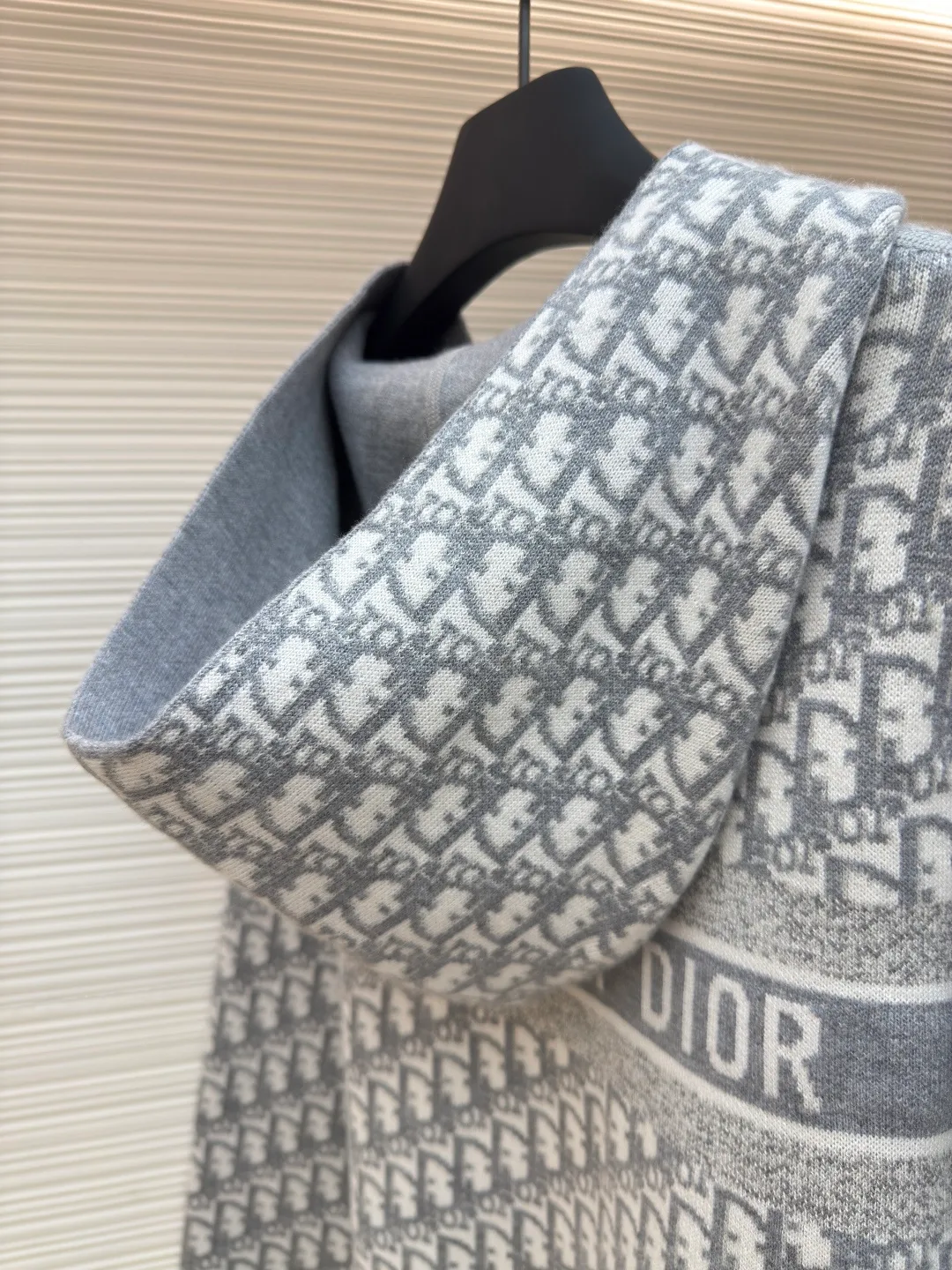 DIOR double-sided cashmere zipper jacket ●Item number: 1680432-B50 ●Fabric: Cashmere fabric ●Technology: Knitting ●Version: Fitted version ●Weight: about 845 grams ●Size: S-M-L-XL-XXL ●Description: Made of high-weight cashmere, warm, soft and comfortable! Reversible knit sweater with navy blue on one side and signature Oblique print on the other for a classic reversible look. The double-sided zipper with custom molding can be matched at will and the classic is reproduced. The overall wiring is straight and delicate, the fabric is comfortable and soft, and the color is consistent without color difference. It can be matched with the same style to create a fashionable look and control various occasions. Customized accessories, complete with three standards, same style for men and women!