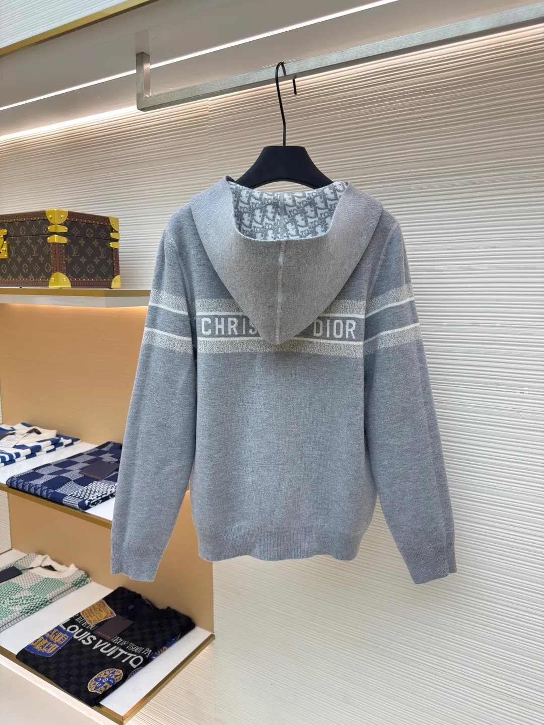 DIOR double-sided cashmere zipper jacket ●Item number: 1680432-B50 ●Fabric: Cashmere fabric ●Technology: Knitting ●Version: Fitted version ●Weight: about 845 grams ●Size: S-M-L-XL-XXL ●Description: Made of high-weight cashmere, warm, soft and comfortable! Reversible knit sweater with navy blue on one side and signature Oblique print on the other for a classic reversible look. The double-sided zipper with custom molding can be matched at will and the classic is reproduced. The overall wiring is straight and delicate, the fabric is comfortable and soft, and the color is consistent without color difference. It can be matched with the same style to create a fashionable look and control various occasions. Customized accessories, complete with three standards, same style for men and women!