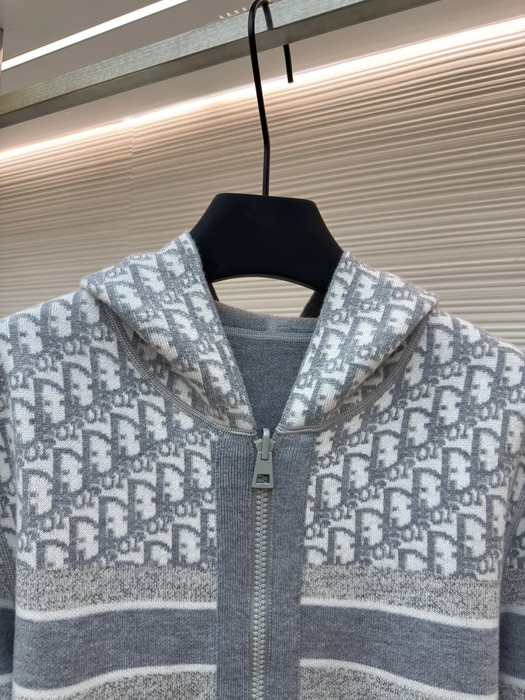 DIOR double-sided cashmere zipper jacket ●Item number: 1680432-B50 ●Fabric: Cashmere fabric ●Technology: Knitting ●Version: Fitted version ●Weight: about 845 grams ●Size: S-M-L-XL-XXL ●Description: Made of high-weight cashmere, warm, soft and comfortable! Reversible knit sweater with navy blue on one side and signature Oblique print on the other for a classic reversible look. The double-sided zipper with custom molding can be matched at will and the classic is reproduced. The overall wiring is straight and delicate, the fabric is comfortable and soft, and the color is consistent without color difference. It can be matched with the same style to create a fashionable look and control various occasions. Customized accessories, complete with three standards, same style for men and women!