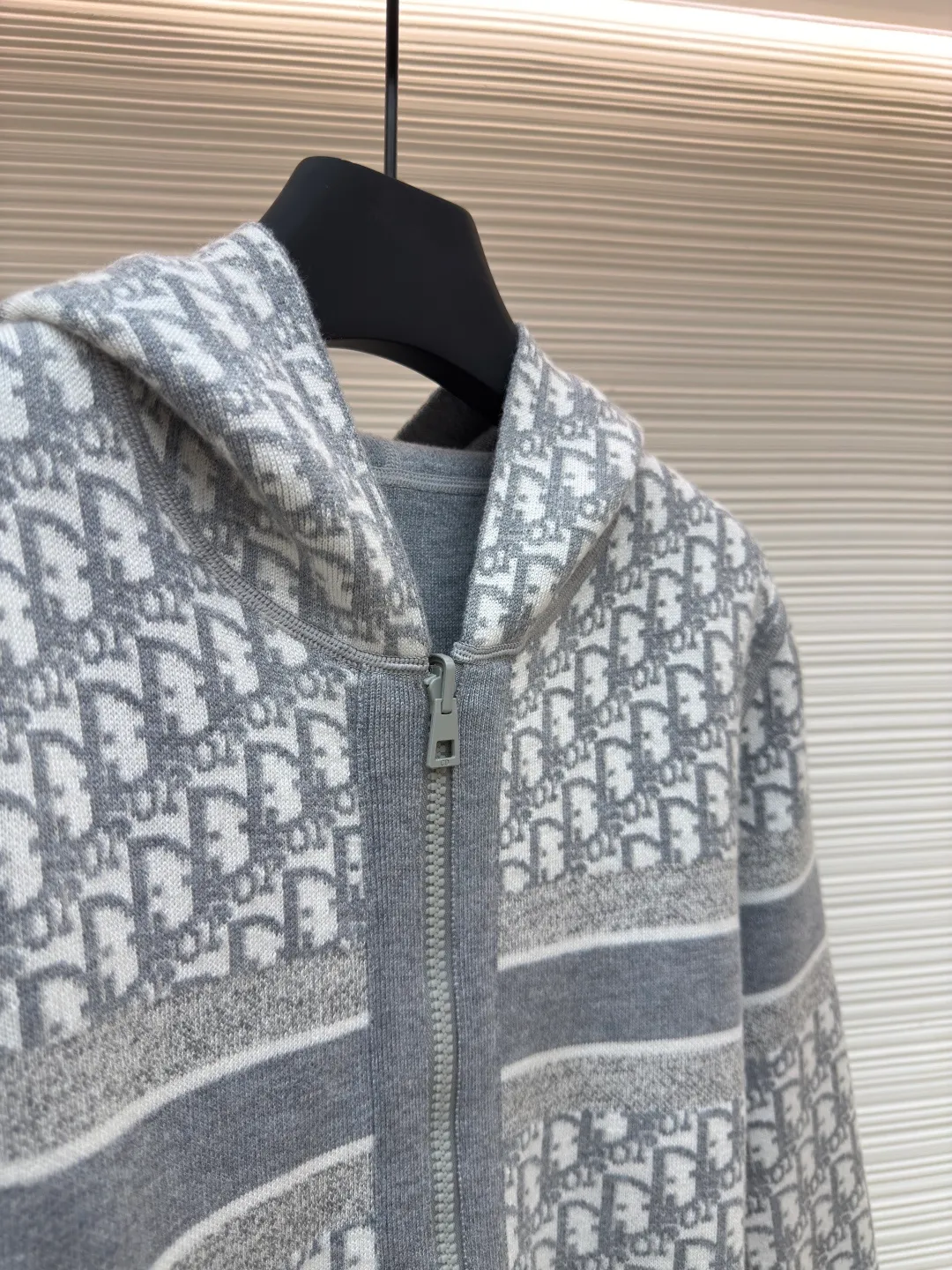 DIOR double-sided cashmere zipper jacket ●Item number: 1680432-B50 ●Fabric: Cashmere fabric ●Technology: Knitting ●Version: Fitted version ●Weight: about 845 grams ●Size: S-M-L-XL-XXL ●Description: Made of high-weight cashmere, warm, soft and comfortable! Reversible knit sweater with navy blue on one side and signature Oblique print on the other for a classic reversible look. The double-sided zipper with custom molding can be matched at will and the classic is reproduced. The overall wiring is straight and delicate, the fabric is comfortable and soft, and the color is consistent without color difference. It can be matched with the same style to create a fashionable look and control various occasions. Customized accessories, complete with three standards, same style for men and women!