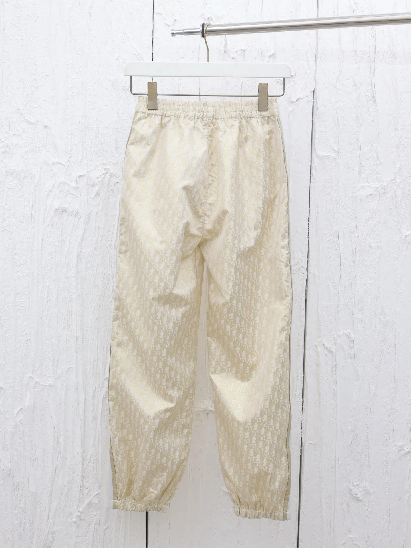 🅿️516 Dio*/Dior 25ss new trousers are decorated with classic Oblique print to pay tribute to the classic pattern launched by Dio in 1969. Crafted from white and gold-toned technical fabric, it has a loose fit and features Christian Dio's signature stripe pattern on the leg. Featuring side pockets and a rear zip pocket, it can be paired with other items featuring the Oblique print for a perfect look.  Size：S/M/L