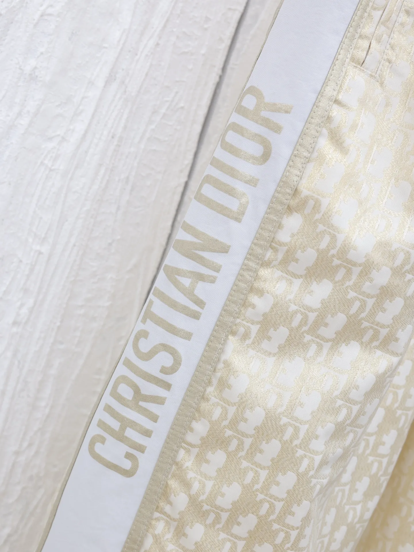 🅿️516 Dio*/Dior 25ss new trousers are decorated with classic Oblique print to pay tribute to the classic pattern launched by Dio in 1969. Crafted from white and gold-toned technical fabric, it has a loose fit and features Christian Dio's signature stripe pattern on the leg. Featuring side pockets and a rear zip pocket, it can be paired with other items featuring the Oblique print for a perfect look.  Size：S/M/L