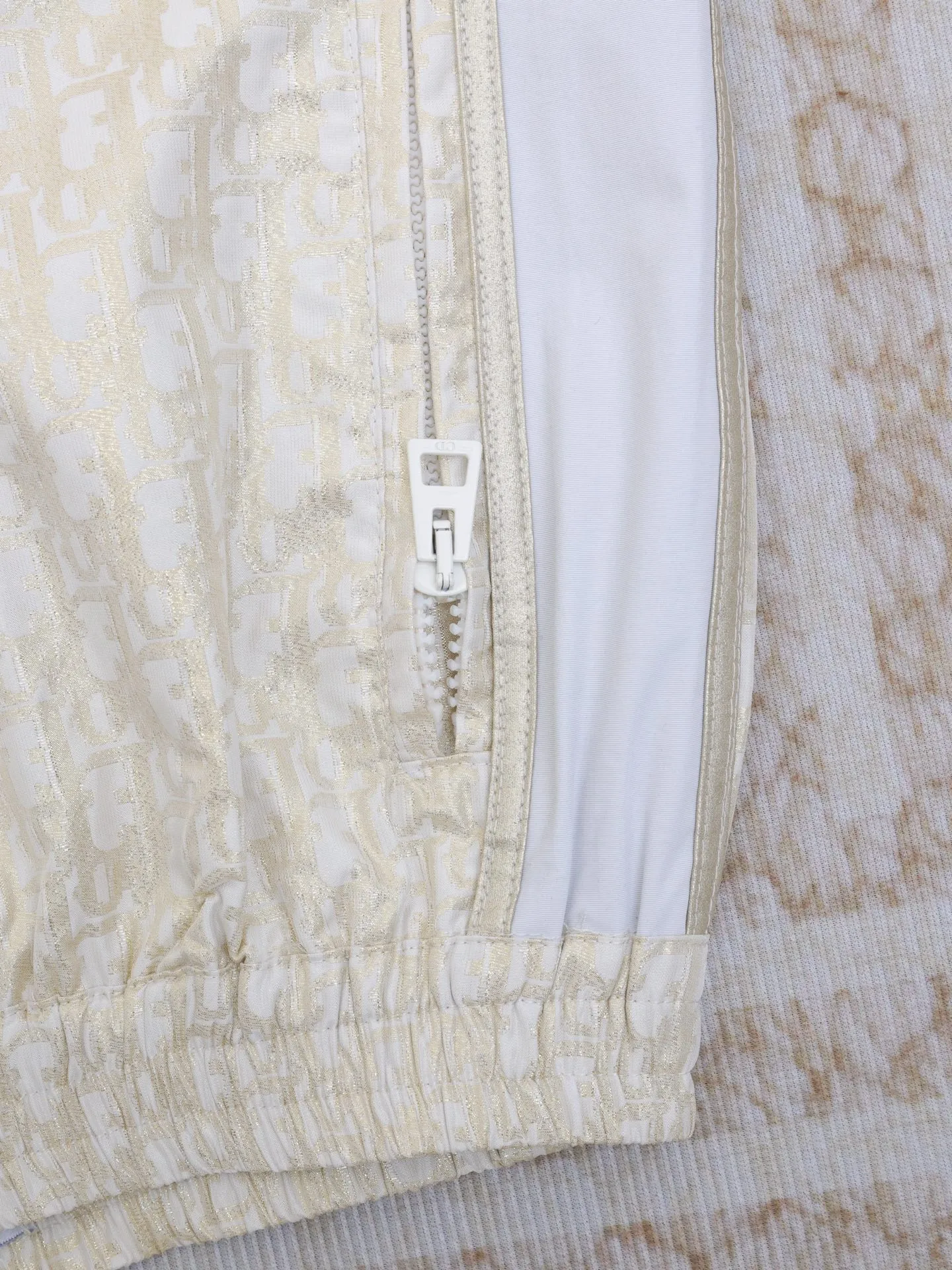 🅿️516 Dio*/Dior 25ss new trousers are decorated with classic Oblique print to pay tribute to the classic pattern launched by Dio in 1969. Crafted from white and gold-toned technical fabric, it has a loose fit and features Christian Dio's signature stripe pattern on the leg. Featuring side pockets and a rear zip pocket, it can be paired with other items featuring the Oblique print for a perfect look.  Size：S/M/L