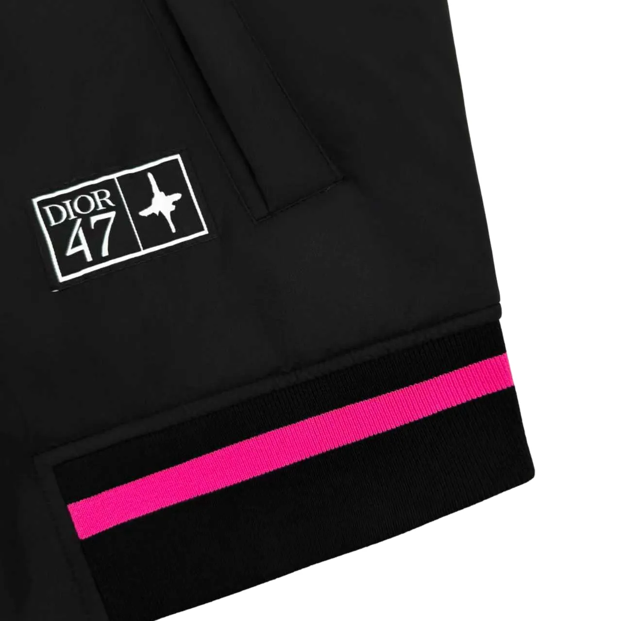 🅿️680 CD 47 embroidered neon pink-edged baseball jacket. The original purchase was RMB 32,000. The fabric is made of custom-made composite cloud-sense technology woven fabric. It is soft and delicate, comfortable and close to the skin. Every inch contains heavy warmth. From the DIOR AND LEWISHAMILTON joint series, black is used as the curtain to break the neon boundary. The joint embroidered letters are embellished on the left arm. The design philosophy of the sleeves is extended. The gradient number 47 on the back Heritage and tribute to this historic year. The neon pink edge is like the edge of a track that suddenly lights up in the dark night. Use artistic brushstrokes to smudge the color. Silently inject street inspiration into the classic baseball uniform silhouette. Distinguished co-branding. Full of luxury, using imported machine embroidery technology. Use advanced computer control system and precision mechanical components to realize Dior 47 embroidery work with high precision. The lines are smooth and delicate, purely manual water disassembly process. After completing the initial combination of the lining cloth and the cotton piece, the craftsman will make further adjustments and disassembly in the water. The lining cloth and the cotton piece can achieve a perfect combination, making the lining cloth and the cotton piece more closely combined. It is beautiful and neat, and the template machine opens the bag. The preset template guides the position, shape and size of the bag opening. The accuracy ensures the quality of the bag opening effect. Size:48-50-52-54