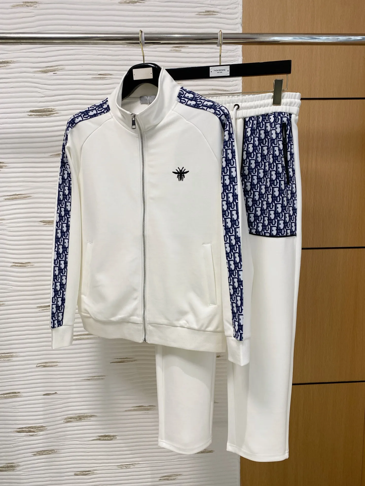 🅿️700 Dior hot-selling suit is coming. Focus on the original version of the official website. 2025 new hot-selling cardigan sweater suit. The original order is the best. 🇭🇰The meticulous work of top designers. It has a fitting and perfect upper body effect. All-natural high-quality Tencel Roman cotton 100%, close-fitting comfort, noble and elegant! Original hardware embodies elegance and nobility! Counter size: M-3XL (maximum wear to 190)