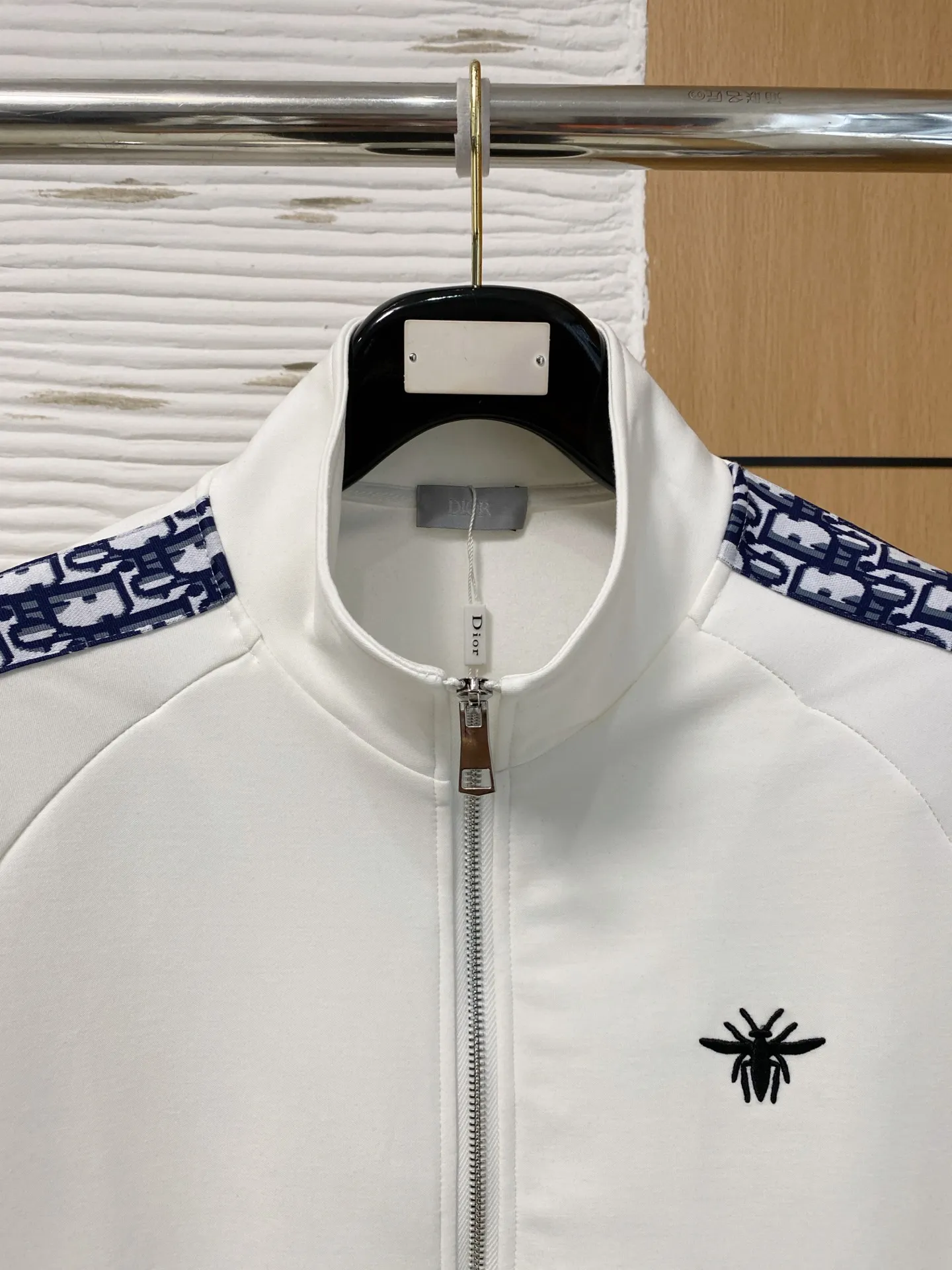 🅿️700 Dior hot-selling suit is coming. Focus on the original version of the official website. 2025 new hot-selling cardigan sweater suit. The original order is the best. 🇭🇰The meticulous work of top designers. It has a fitting and perfect upper body effect. All-natural high-quality Tencel Roman cotton 100%, close-fitting comfort, noble and elegant! Original hardware embodies elegance and nobility! Counter size: M-3XL (maximum wear to 190)
