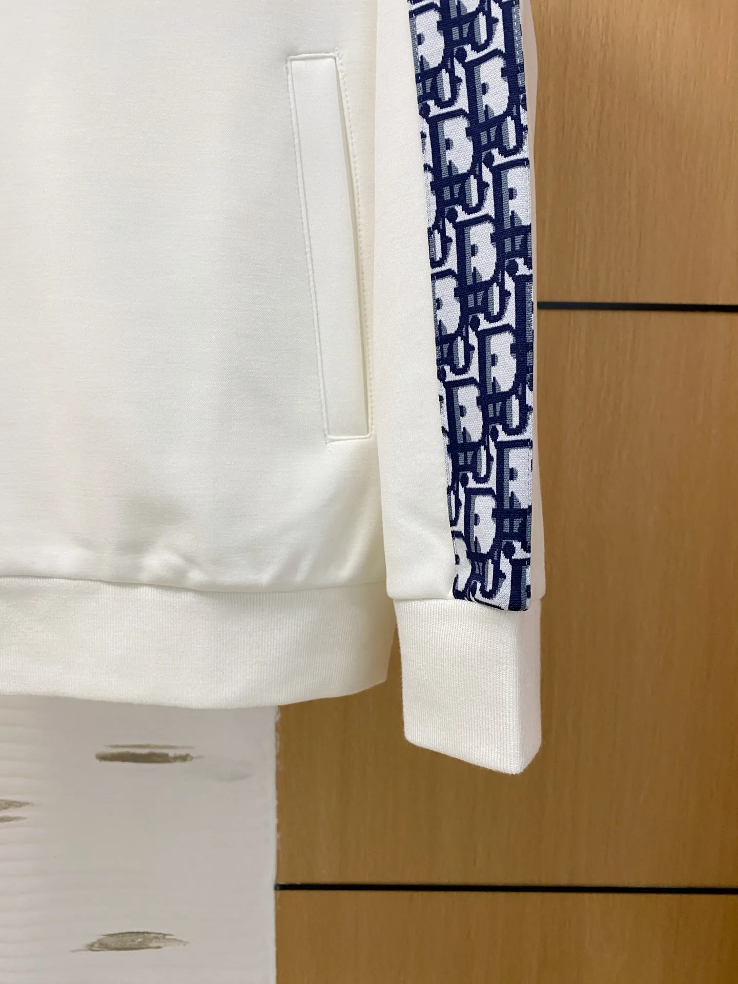 🅿️700 Dior hot-selling suit is coming. Focus on the original version of the official website. 2025 new hot-selling cardigan sweater suit. The original order is the best. 🇭🇰The meticulous work of top designers. It has a fitting and perfect upper body effect. All-natural high-quality Tencel Roman cotton 100%, close-fitting comfort, noble and elegant! Original hardware embodies elegance and nobility! Counter size: M-3XL (maximum wear to 190)