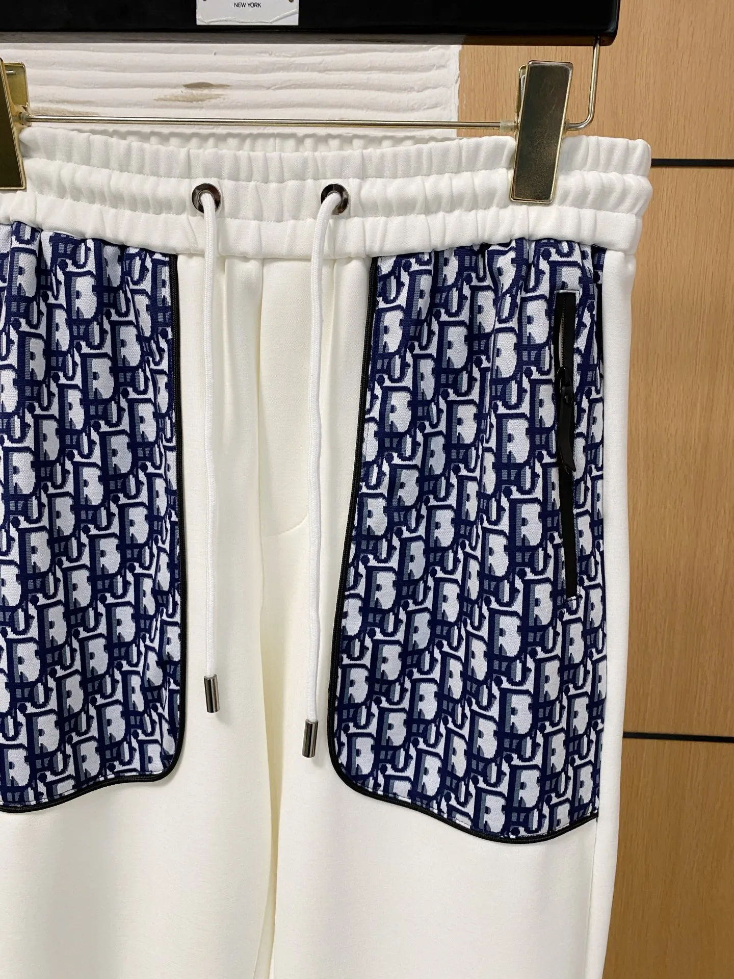 🅿️700 Dior hot-selling suit is coming. Focus on the original version of the official website. 2025 new hot-selling cardigan sweater suit. The original order is the best. 🇭🇰The meticulous work of top designers. It has a fitting and perfect upper body effect. All-natural high-quality Tencel Roman cotton 100%, close-fitting comfort, noble and elegant! Original hardware embodies elegance and nobility! Counter size: M-3XL (maximum wear to 190)
