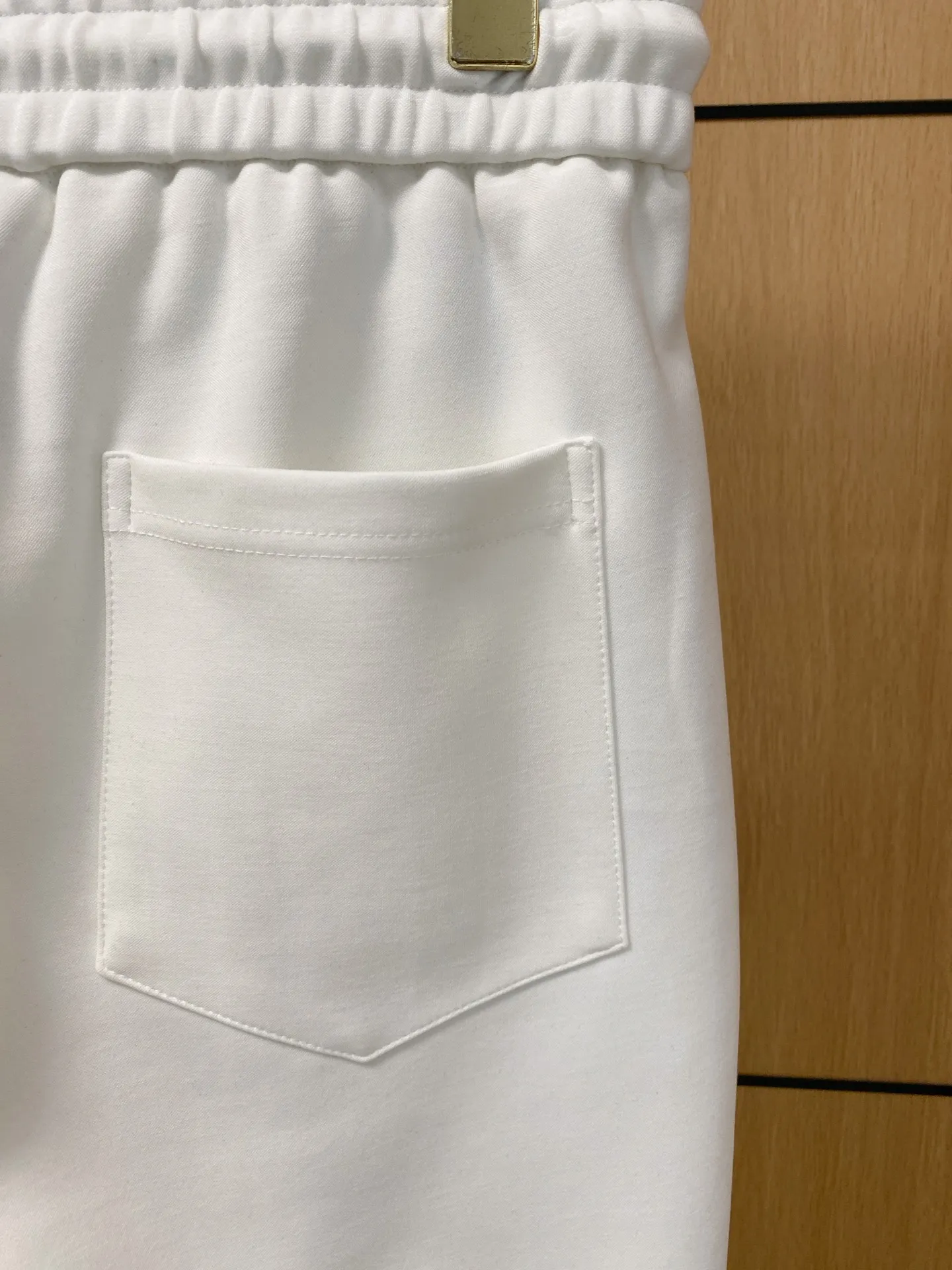 🅿️700 Dior hot-selling suit is coming. Focus on the original version of the official website. 2025 new hot-selling cardigan sweater suit. The original order is the best. 🇭🇰The meticulous work of top designers. It has a fitting and perfect upper body effect. All-natural high-quality Tencel Roman cotton 100%, close-fitting comfort, noble and elegant! Original hardware embodies elegance and nobility! Counter size: M-3XL (maximum wear to 190)