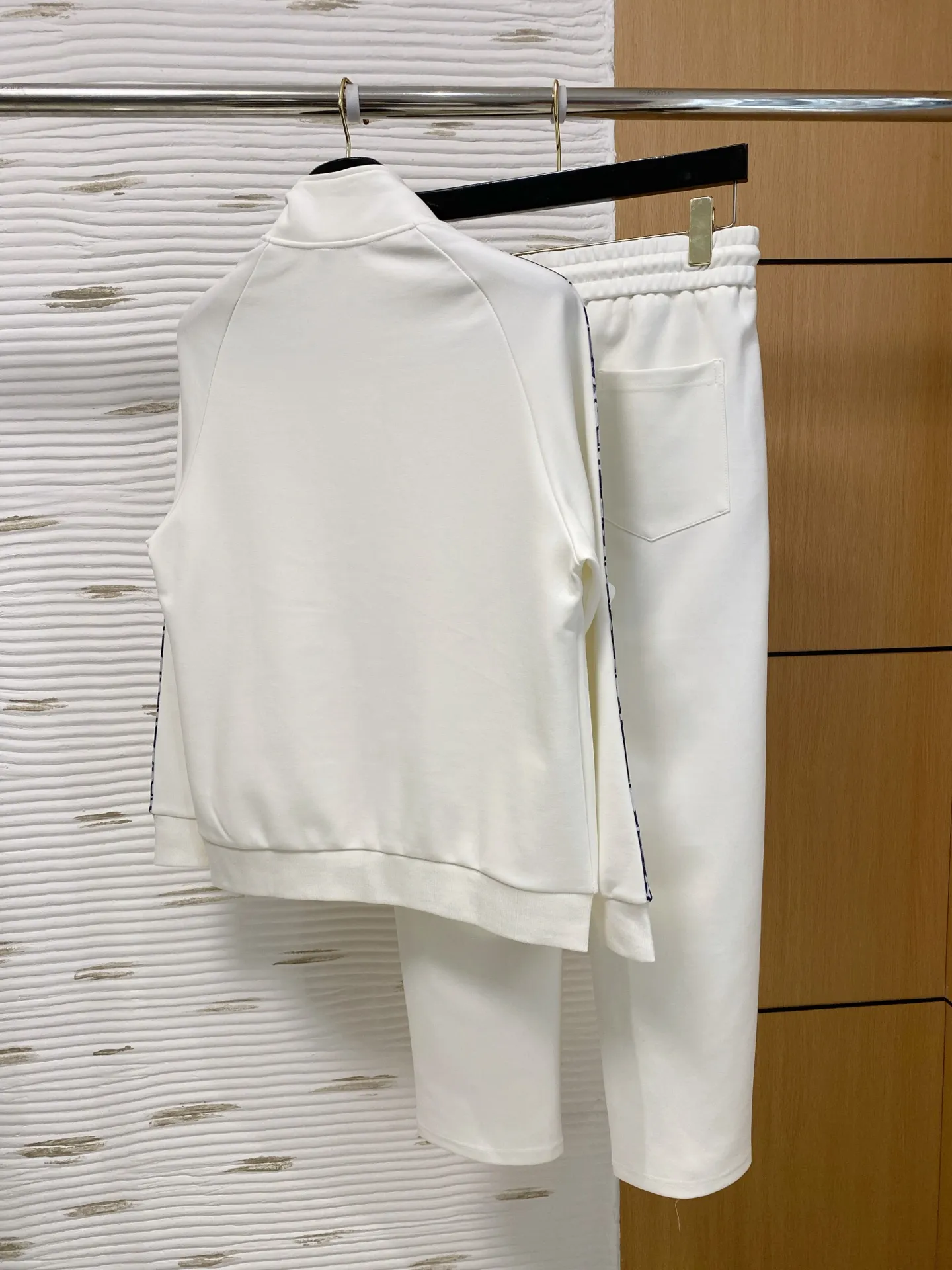 🅿️700 Dior hot-selling suit is coming. Focus on the original version of the official website. 2025 new hot-selling cardigan sweater suit. The original order is the best. 🇭🇰The meticulous work of top designers. It has a fitting and perfect upper body effect. All-natural high-quality Tencel Roman cotton 100%, close-fitting comfort, noble and elegant! Original hardware embodies elegance and nobility! Counter size: M-3XL (maximum wear to 190)