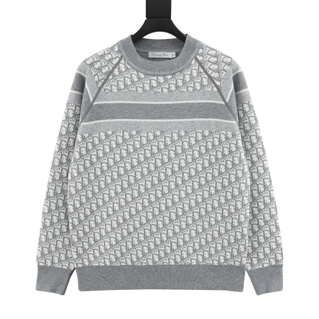 🅿️680 DIOR/Dior Oblique old flower jacquard knitted cashmere double-sided crew neck sweater A super thick sweater, with a solid color logo spliced on one side and classic presbyopia on the other. The material is imported cashmere + wool blended. It has been washed and softened to size. It feels great. The yarn color is dyed from the original version. After customizing the yarn, it is all twisted and then spliced to achieve the twist and stiffness of the original version. The fabric pieces are sewn by hand, the bags are hand-picked, and then washed with water. Agent reinforcement, 7-needle jacquard craft yarn is clear and textured, imported machine knitting pieces are very time-consuming for this garment, the stitching is artificial discs, hand-picked, the machined zipper bottom patch is a 14-needle knitted four-flat patch, the washing water uses imported washing water raw materials, the ready-to-wear has a lazy and casual feel, looks high-end, the whole dress is made of very heavy and solid materials, the blended cashmere has a very good thermal insulation effect, and three standards for customized accessories! Size：S-L