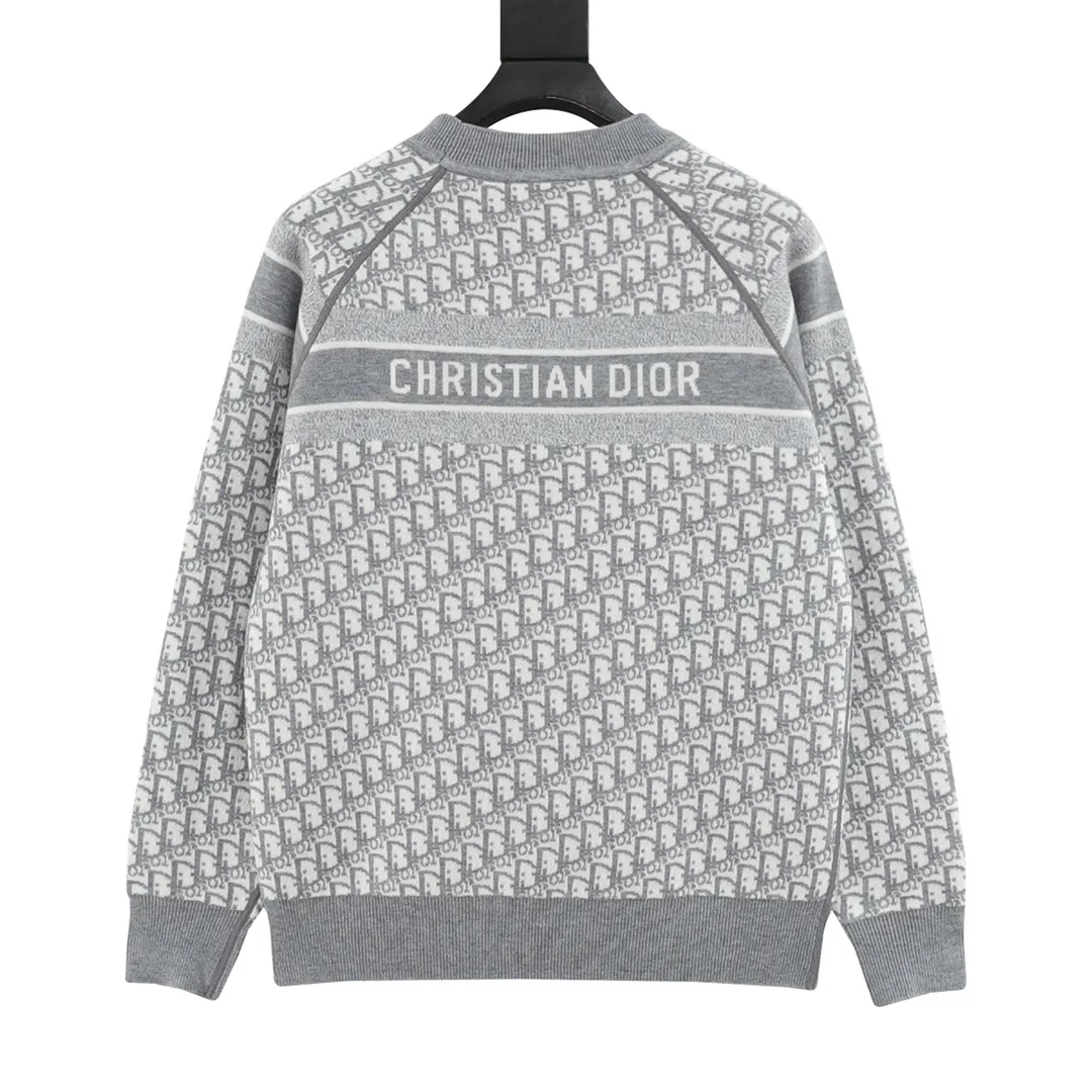 🅿️680 DIOR/Dior Oblique old flower jacquard knitted cashmere double-sided crew neck sweater A super thick sweater, with a solid color logo spliced on one side and classic presbyopia on the other. The material is imported cashmere + wool blended. It has been washed and softened to size. It feels great. The yarn color is dyed from the original version. After customizing the yarn, it is all twisted and then spliced to achieve the twist and stiffness of the original version. The fabric pieces are sewn by hand, the bags are hand-picked, and then washed with water. Agent reinforcement, 7-needle jacquard craft yarn is clear and textured, imported machine knitting pieces are very time-consuming for this garment, the stitching is artificial discs, hand-picked, the machined zipper bottom patch is a 14-needle knitted four-flat patch, the washing water uses imported washing water raw materials, the ready-to-wear has a lazy and casual feel, looks high-end, the whole dress is made of very heavy and solid materials, the blended cashmere has a very good thermal insulation effect, and three standards for customized accessories! Size：S-L