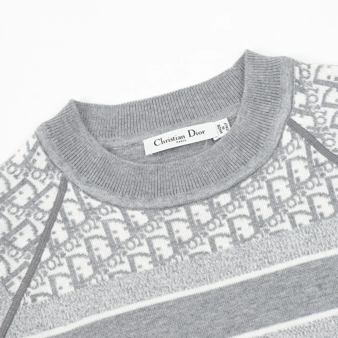 🅿️680 DIOR/Dior Oblique old flower jacquard knitted cashmere double-sided crew neck sweater A super thick sweater, with a solid color logo spliced on one side and classic presbyopia on the other. The material is imported cashmere + wool blended. It has been washed and softened to size. It feels great. The yarn color is dyed from the original version. After customizing the yarn, it is all twisted and then spliced to achieve the twist and stiffness of the original version. The fabric pieces are sewn by hand, the bags are hand-picked, and then washed with water. Agent reinforcement, 7-needle jacquard craft yarn is clear and textured, imported machine knitting pieces are very time-consuming for this garment, the stitching is artificial discs, hand-picked, the machined zipper bottom patch is a 14-needle knitted four-flat patch, the washing water uses imported washing water raw materials, the ready-to-wear has a lazy and casual feel, looks high-end, the whole dress is made of very heavy and solid materials, the blended cashmere has a very good thermal insulation effect, and three standards for customized accessories! Size：S-L