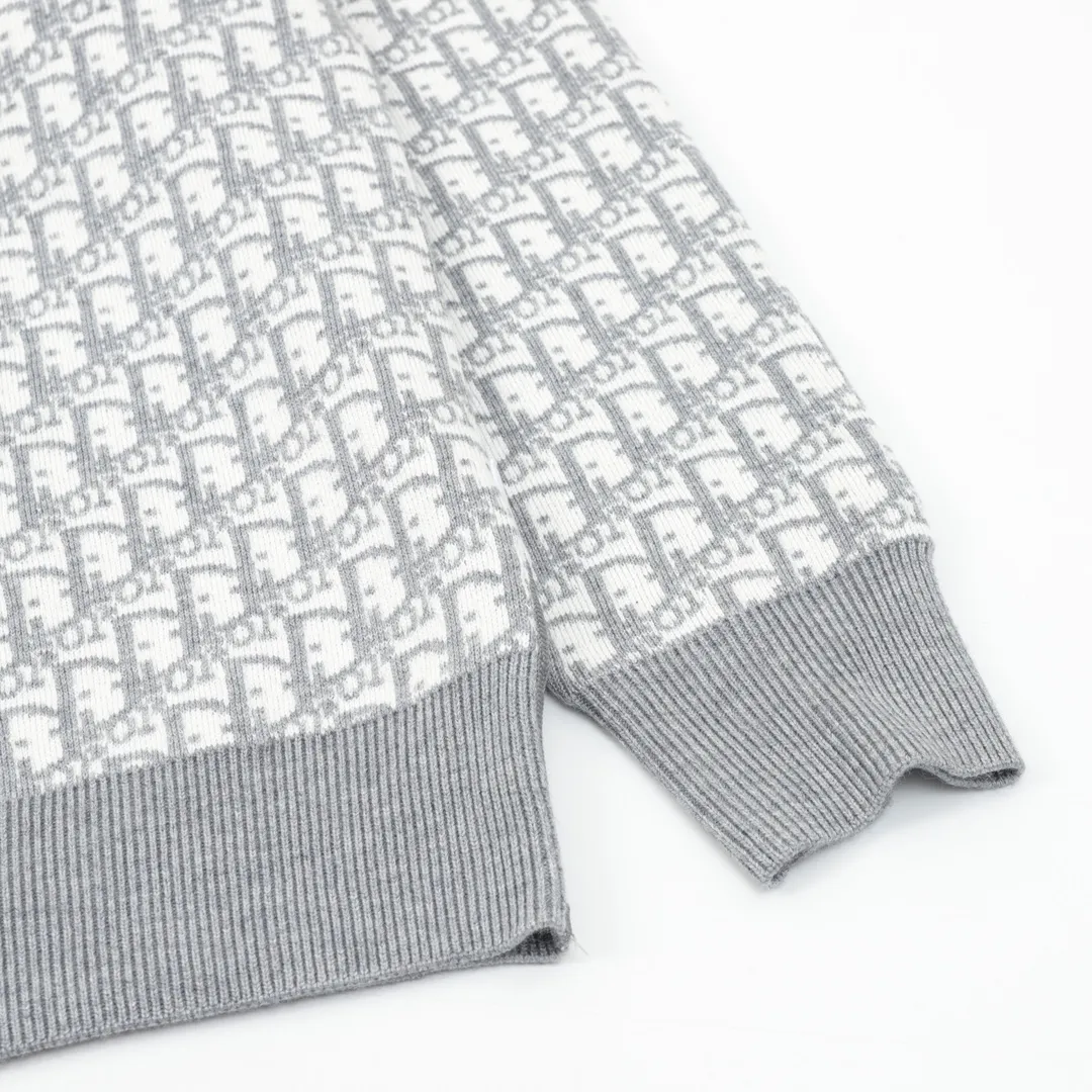 🅿️680 DIOR/Dior Oblique old flower jacquard knitted cashmere double-sided crew neck sweater A super thick sweater, with a solid color logo spliced on one side and classic presbyopia on the other. The material is imported cashmere + wool blended. It has been washed and softened to size. It feels great. The yarn color is dyed from the original version. After customizing the yarn, it is all twisted and then spliced to achieve the twist and stiffness of the original version. The fabric pieces are sewn by hand, the bags are hand-picked, and then washed with water. Agent reinforcement, 7-needle jacquard craft yarn is clear and textured, imported machine knitting pieces are very time-consuming for this garment, the stitching is artificial discs, hand-picked, the machined zipper bottom patch is a 14-needle knitted four-flat patch, the washing water uses imported washing water raw materials, the ready-to-wear has a lazy and casual feel, looks high-end, the whole dress is made of very heavy and solid materials, the blended cashmere has a very good thermal insulation effect, and three standards for customized accessories! Size：S-L