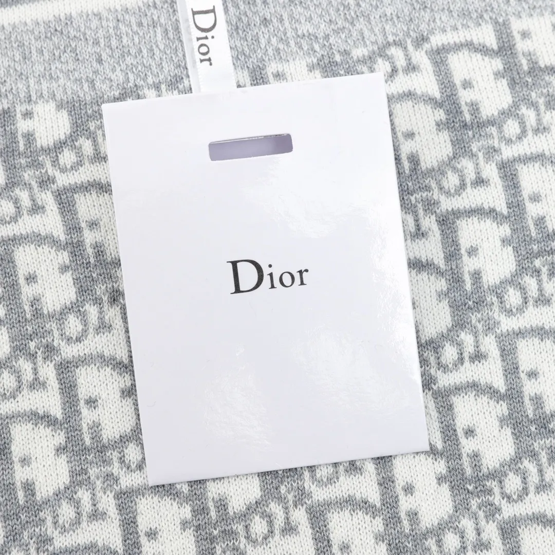 🅿️680 DIOR/Dior Oblique old flower jacquard knitted cashmere double-sided crew neck sweater A super thick sweater, with a solid color logo spliced on one side and classic presbyopia on the other. The material is imported cashmere + wool blended. It has been washed and softened to size. It feels great. The yarn color is dyed from the original version. After customizing the yarn, it is all twisted and then spliced to achieve the twist and stiffness of the original version. The fabric pieces are sewn by hand, the bags are hand-picked, and then washed with water. Agent reinforcement, 7-needle jacquard craft yarn is clear and textured, imported machine knitting pieces are very time-consuming for this garment, the stitching is artificial discs, hand-picked, the machined zipper bottom patch is a 14-needle knitted four-flat patch, the washing water uses imported washing water raw materials, the ready-to-wear has a lazy and casual feel, looks high-end, the whole dress is made of very heavy and solid materials, the blended cashmere has a very good thermal insulation effect, and three standards for customized accessories! Size：S-L