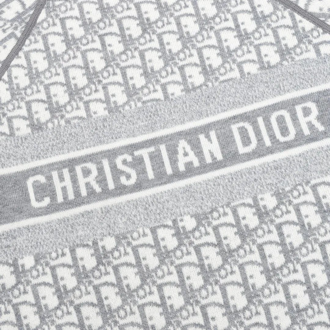 🅿️680 DIOR/Dior Oblique old flower jacquard knitted cashmere double-sided crew neck sweater A super thick sweater, with a solid color logo spliced on one side and classic presbyopia on the other. The material is imported cashmere + wool blended. It has been washed and softened to size. It feels great. The yarn color is dyed from the original version. After customizing the yarn, it is all twisted and then spliced to achieve the twist and stiffness of the original version. The fabric pieces are sewn by hand, the bags are hand-picked, and then washed with water. Agent reinforcement, 7-needle jacquard craft yarn is clear and textured, imported machine knitting pieces are very time-consuming for this garment, the stitching is artificial discs, hand-picked, the machined zipper bottom patch is a 14-needle knitted four-flat patch, the washing water uses imported washing water raw materials, the ready-to-wear has a lazy and casual feel, looks high-end, the whole dress is made of very heavy and solid materials, the blended cashmere has a very good thermal insulation effect, and three standards for customized accessories! Size：S-L