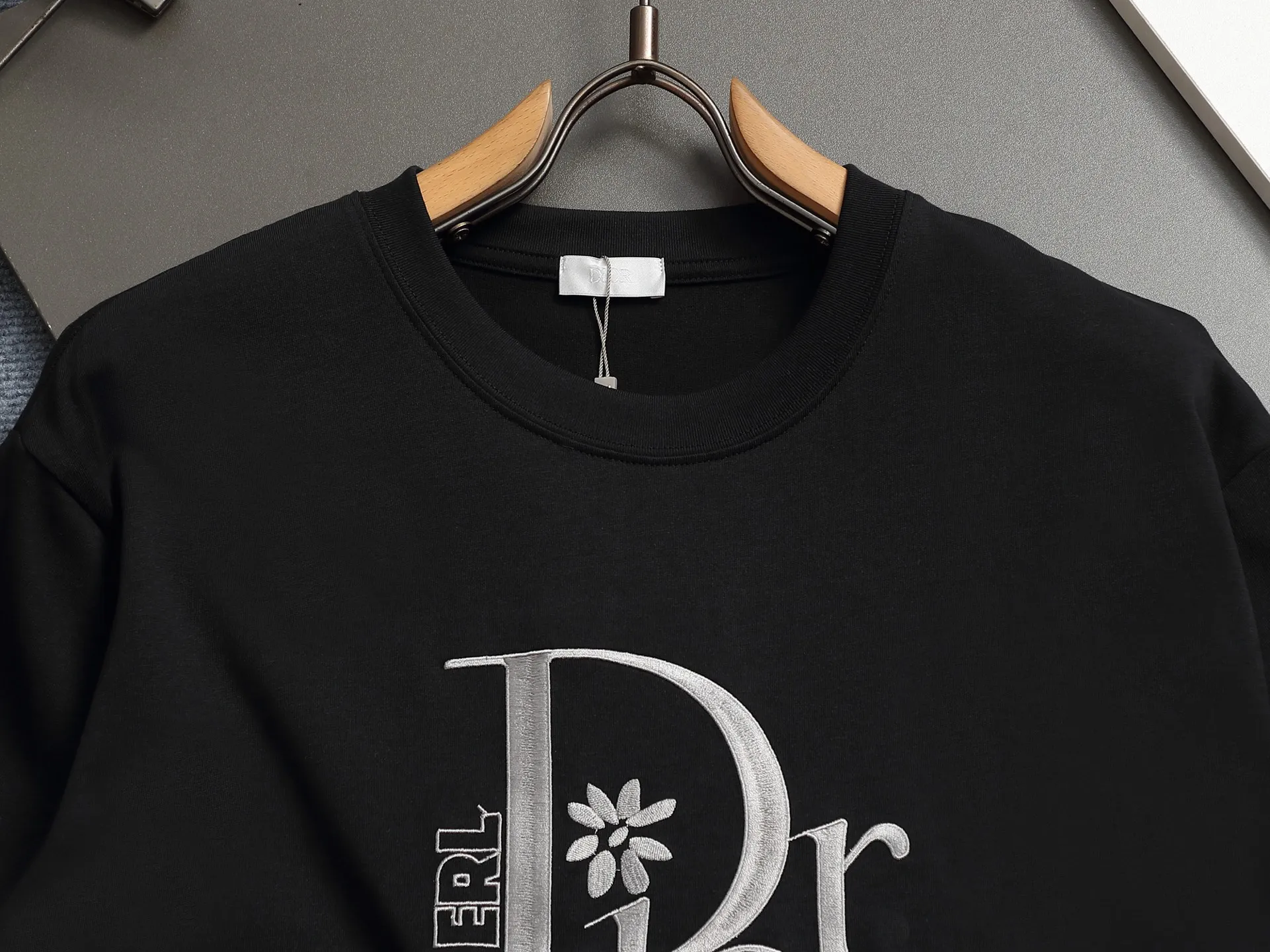 🅿️170 DIOR CD Floral letter Logo Seiko embroidery🪡 Exquisite upgrade, inspired by the 1980s retro Original fabric Official same style Customized 260 grams same vat dyed fabric Very comfortable to the touch Latest brick cabinet synchronization for spring and summer Fashionable and personalized Super versatile and good-looking one Very suitable for both men and women A must-have for everyone Hang tag Collar label Washed wheat Complete with three labels Color: Black White Size: XS~L