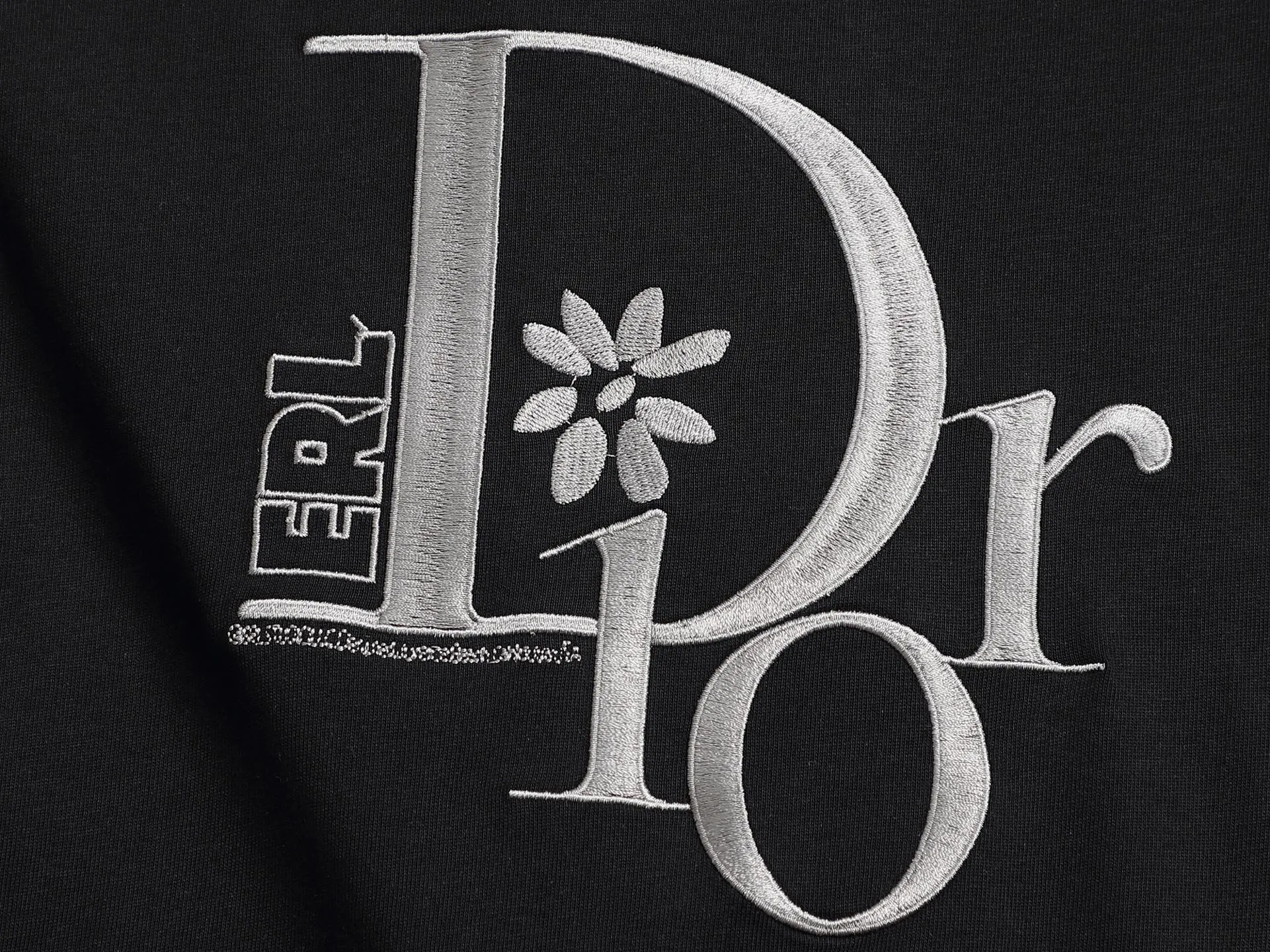 🅿️170 DIOR CD Floral letter Logo Seiko embroidery🪡 Exquisite upgrade, inspired by the 1980s retro Original fabric Official same style Customized 260 grams same vat dyed fabric Very comfortable to the touch Latest brick cabinet synchronization for spring and summer Fashionable and personalized Super versatile and good-looking one Very suitable for both men and women A must-have for everyone Hang tag Collar label Washed wheat Complete with three labels Color: Black White Size: XS~L