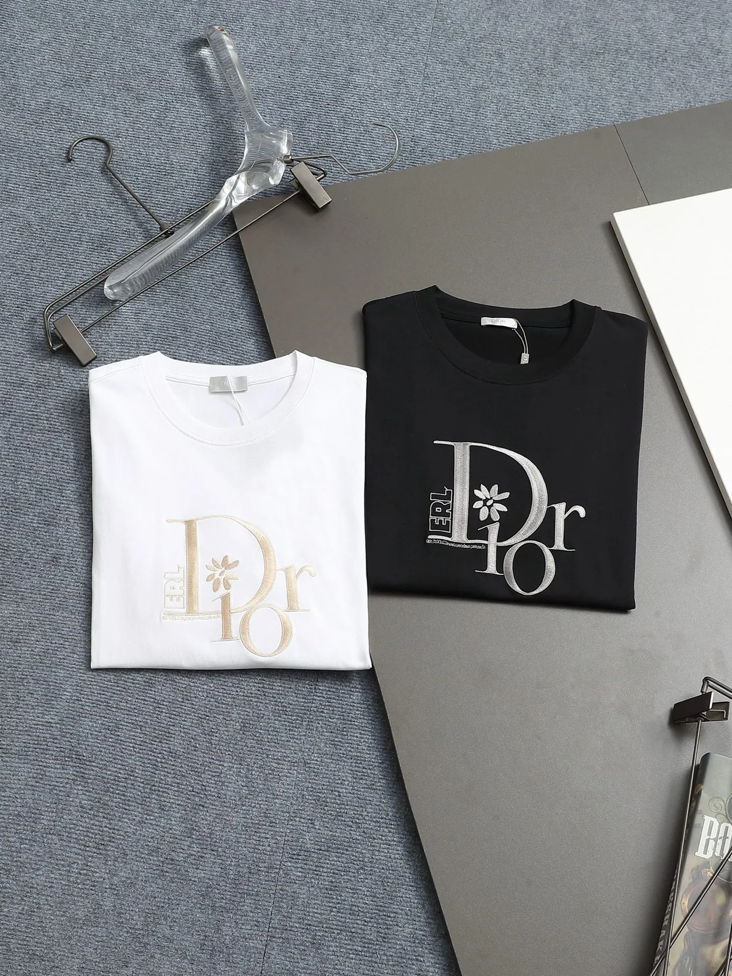🅿️170 DIOR CD Floral letter Logo Seiko embroidery🪡 Exquisite upgrade, inspired by the 1980s retro Original fabric Official same style Customized 260 grams same vat dyed fabric Very comfortable to the touch Latest brick cabinet synchronization for spring and summer Fashionable and personalized Super versatile and good-looking one Very suitable for both men and women A must-have for everyone Hang tag Collar label Washed wheat Complete with three labels Color: Black White Size: XS~L