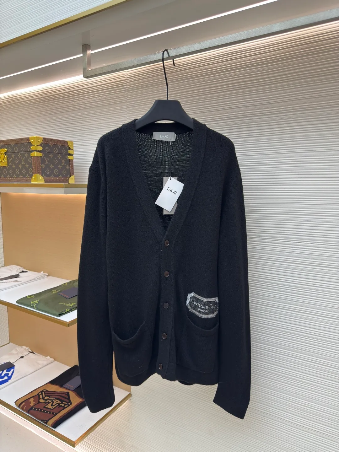 Dior logo cashmere cardigan ●Authentic product: Purchased and developed for 14500 ●Item number: 1680687-B90 ●Fabric: wool fabric ●Technology: knitting ●Version: loose version ●Weight: about 605 grams ●Size: XS-S-M-L ●Description: The wool is made of premium grade (90% wool 10% cashmere) yarn is woven, cashmere fabric has excellent warm performance: cashmere fabric has very good thermal insulation performance, this is because the cashmere fiber is thin and soft, and can keep warm in cold air; soft and comfortable: cashmere fabric feels very soft, giving people a comfortable touch ; In addition, the fiber structure of cashmere can prevent allergies and make people feel more comfortable. Moisture wicking: Cashmere fabric has good moisture absorption and perspiration, and can remain comfortable even in humid environments; this is a very practical advantage for people living in humid areas. The loom uses a 7-needle machine to weave at a uniform speed. Each piece takes 160 minutes. It is not like those ordinary computerized flat knitting machines that run to the limit in order to rush goods for efficiency. The stitches of the woven garments are of different sizes, with characters and patterns. For our entire garment, the texture of the garments is clean, without characters, and there will be no patterns on the garments, which greatly ensures the texture and clear texture of the garments. The overall wiring is straight and delicate, the fabric is comfortable and soft, and the color is consistent without color difference. It can be matched with the same style to create a fashionable look and control various occasions. Customized accessories, complete with three standards, same style for men and women!