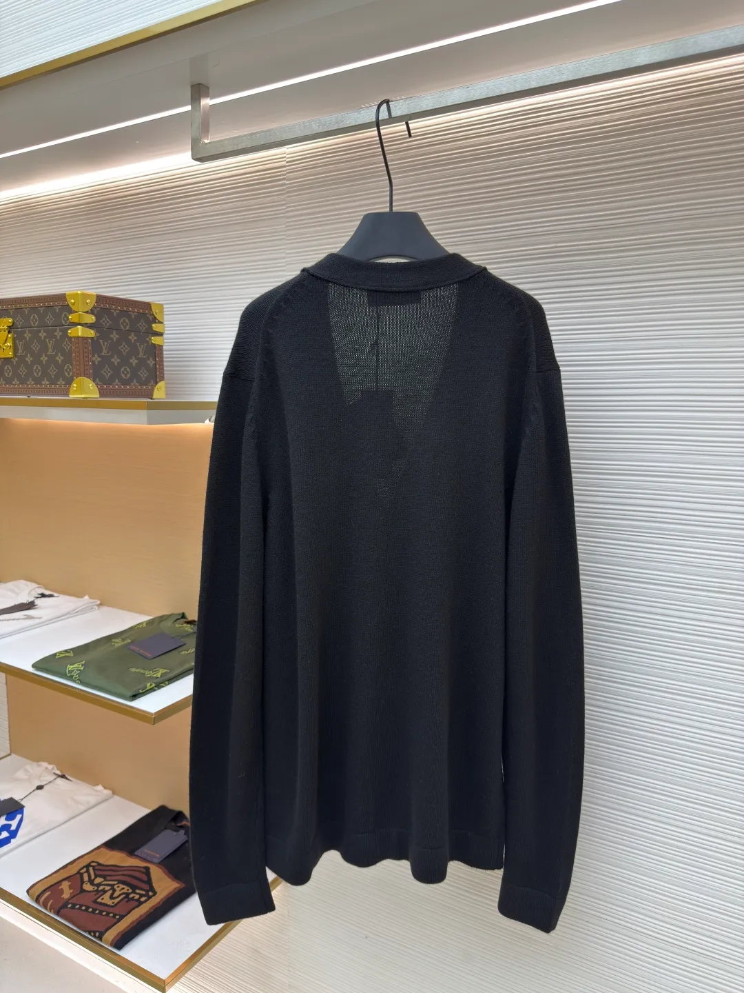 Dior logo cashmere cardigan ●Authentic product: Purchased and developed for 14500 ●Item number: 1680687-B90 ●Fabric: wool fabric ●Technology: knitting ●Version: loose version ●Weight: about 605 grams ●Size: XS-S-M-L ●Description: The wool is made of premium grade (90% wool 10% cashmere) yarn is woven, cashmere fabric has excellent warm performance: cashmere fabric has very good thermal insulation performance, this is because the cashmere fiber is thin and soft, and can keep warm in cold air; soft and comfortable: cashmere fabric feels very soft, giving people a comfortable touch ; In addition, the fiber structure of cashmere can prevent allergies and make people feel more comfortable. Moisture wicking: Cashmere fabric has good moisture absorption and perspiration, and can remain comfortable even in humid environments; this is a very practical advantage for people living in humid areas. The loom uses a 7-needle machine to weave at a uniform speed. Each piece takes 160 minutes. It is not like those ordinary computerized flat knitting machines that run to the limit in order to rush goods for efficiency. The stitches of the woven garments are of different sizes, with characters and patterns. For our entire garment, the texture of the garments is clean, without characters, and there will be no patterns on the garments, which greatly ensures the texture and clear texture of the garments. The overall wiring is straight and delicate, the fabric is comfortable and soft, and the color is consistent without color difference. It can be matched with the same style to create a fashionable look and control various occasions. Customized accessories, complete with three standards, same style for men and women!