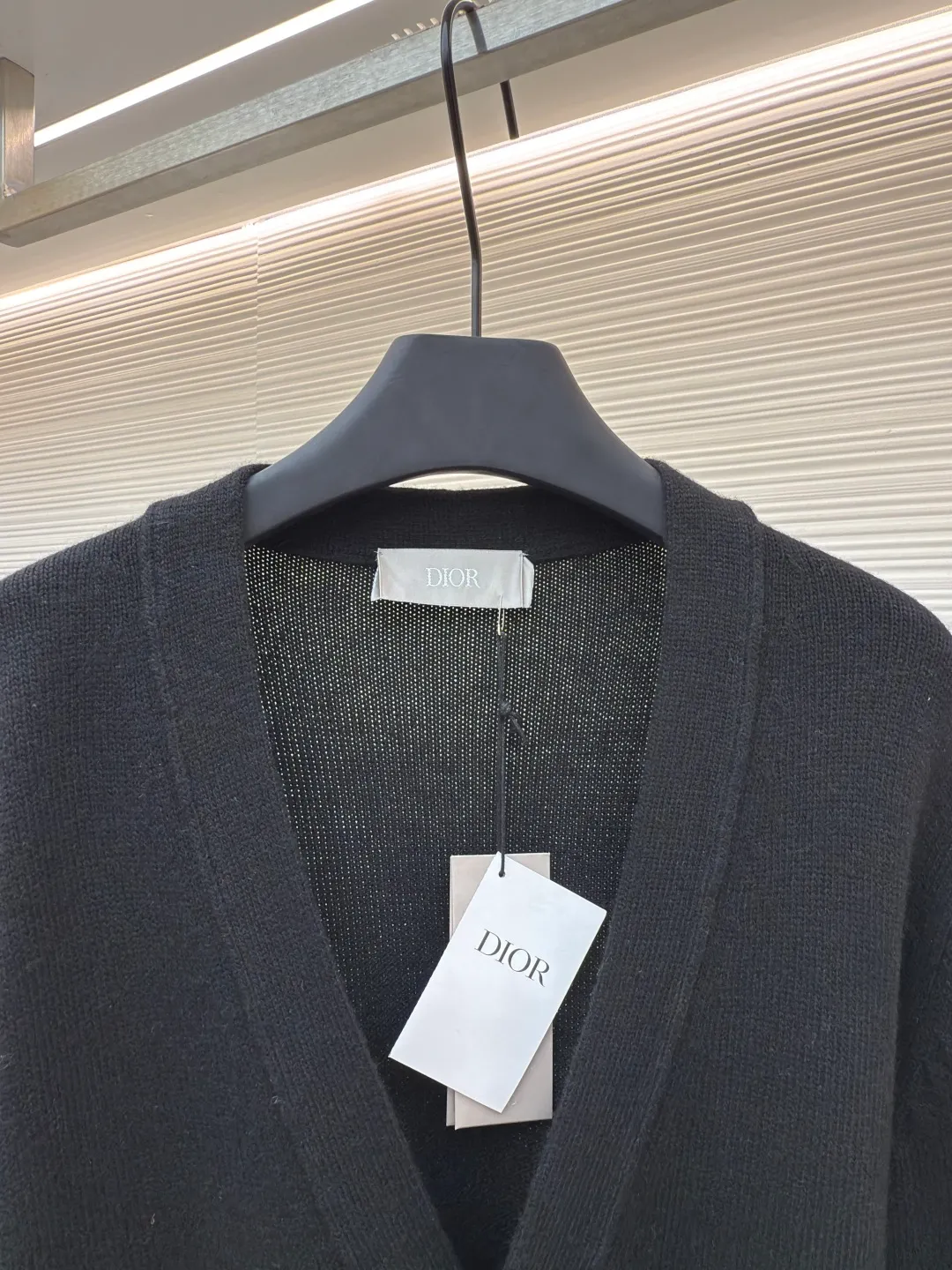 Dior logo cashmere cardigan ●Authentic product: Purchased and developed for 14500 ●Item number: 1680687-B90 ●Fabric: wool fabric ●Technology: knitting ●Version: loose version ●Weight: about 605 grams ●Size: XS-S-M-L ●Description: The wool is made of premium grade (90% wool 10% cashmere) yarn is woven, cashmere fabric has excellent warm performance: cashmere fabric has very good thermal insulation performance, this is because the cashmere fiber is thin and soft, and can keep warm in cold air; soft and comfortable: cashmere fabric feels very soft, giving people a comfortable touch ; In addition, the fiber structure of cashmere can prevent allergies and make people feel more comfortable. Moisture wicking: Cashmere fabric has good moisture absorption and perspiration, and can remain comfortable even in humid environments; this is a very practical advantage for people living in humid areas. The loom uses a 7-needle machine to weave at a uniform speed. Each piece takes 160 minutes. It is not like those ordinary computerized flat knitting machines that run to the limit in order to rush goods for efficiency. The stitches of the woven garments are of different sizes, with characters and patterns. For our entire garment, the texture of the garments is clean, without characters, and there will be no patterns on the garments, which greatly ensures the texture and clear texture of the garments. The overall wiring is straight and delicate, the fabric is comfortable and soft, and the color is consistent without color difference. It can be matched with the same style to create a fashionable look and control various occasions. Customized accessories, complete with three standards, same style for men and women!