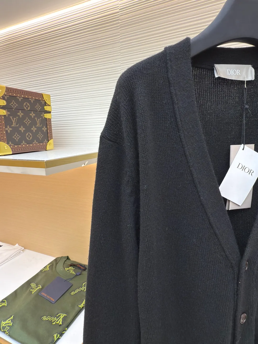 Dior logo cashmere cardigan ●Authentic product: Purchased and developed for 14500 ●Item number: 1680687-B90 ●Fabric: wool fabric ●Technology: knitting ●Version: loose version ●Weight: about 605 grams ●Size: XS-S-M-L ●Description: The wool is made of premium grade (90% wool 10% cashmere) yarn is woven, cashmere fabric has excellent warm performance: cashmere fabric has very good thermal insulation performance, this is because the cashmere fiber is thin and soft, and can keep warm in cold air; soft and comfortable: cashmere fabric feels very soft, giving people a comfortable touch ; In addition, the fiber structure of cashmere can prevent allergies and make people feel more comfortable. Moisture wicking: Cashmere fabric has good moisture absorption and perspiration, and can remain comfortable even in humid environments; this is a very practical advantage for people living in humid areas. The loom uses a 7-needle machine to weave at a uniform speed. Each piece takes 160 minutes. It is not like those ordinary computerized flat knitting machines that run to the limit in order to rush goods for efficiency. The stitches of the woven garments are of different sizes, with characters and patterns. For our entire garment, the texture of the garments is clean, without characters, and there will be no patterns on the garments, which greatly ensures the texture and clear texture of the garments. The overall wiring is straight and delicate, the fabric is comfortable and soft, and the color is consistent without color difference. It can be matched with the same style to create a fashionable look and control various occasions. Customized accessories, complete with three standards, same style for men and women!