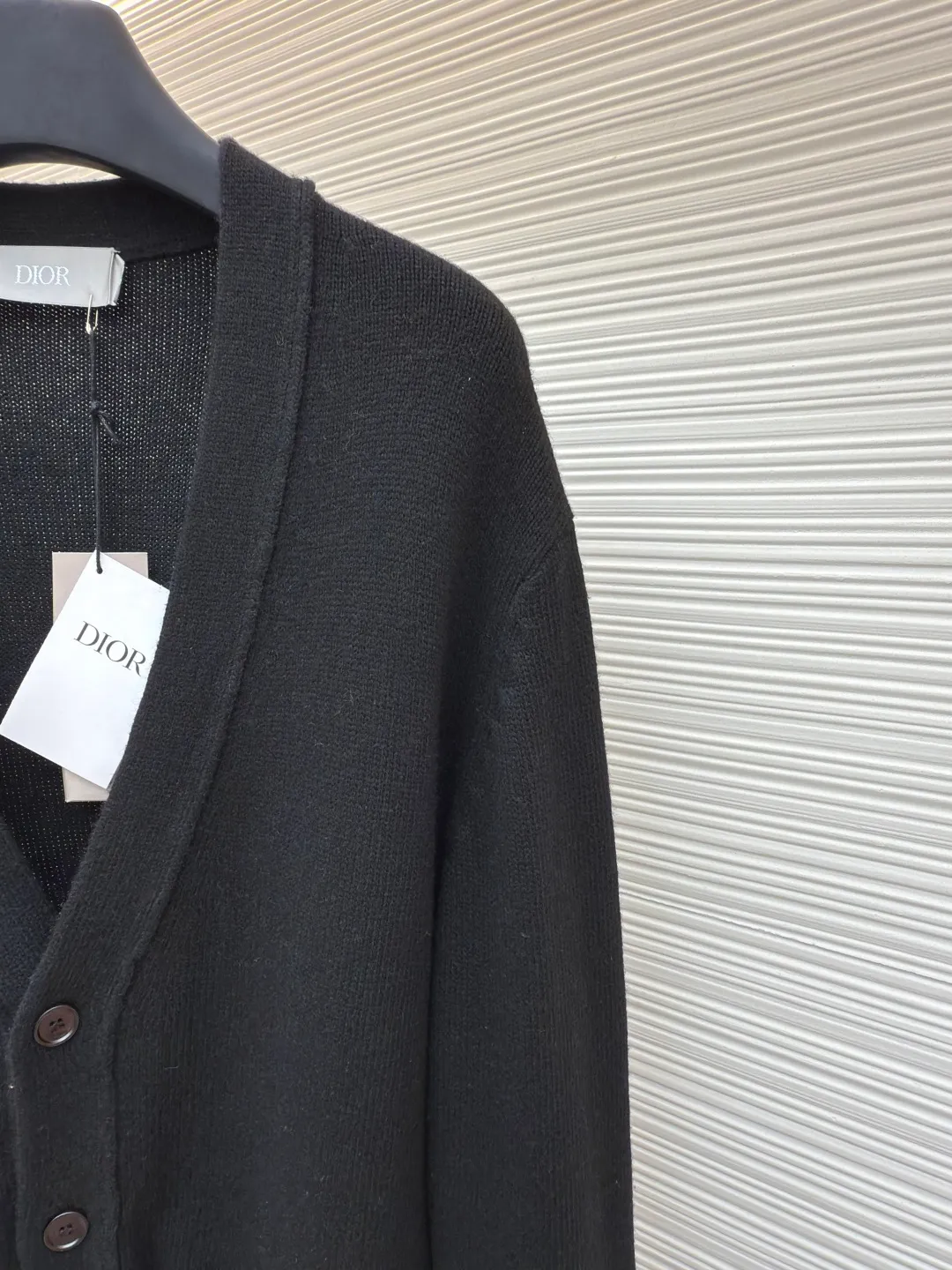 Dior logo cashmere cardigan ●Authentic product: Purchased and developed for 14500 ●Item number: 1680687-B90 ●Fabric: wool fabric ●Technology: knitting ●Version: loose version ●Weight: about 605 grams ●Size: XS-S-M-L ●Description: The wool is made of premium grade (90% wool 10% cashmere) yarn is woven, cashmere fabric has excellent warm performance: cashmere fabric has very good thermal insulation performance, this is because the cashmere fiber is thin and soft, and can keep warm in cold air; soft and comfortable: cashmere fabric feels very soft, giving people a comfortable touch ; In addition, the fiber structure of cashmere can prevent allergies and make people feel more comfortable. Moisture wicking: Cashmere fabric has good moisture absorption and perspiration, and can remain comfortable even in humid environments; this is a very practical advantage for people living in humid areas. The loom uses a 7-needle machine to weave at a uniform speed. Each piece takes 160 minutes. It is not like those ordinary computerized flat knitting machines that run to the limit in order to rush goods for efficiency. The stitches of the woven garments are of different sizes, with characters and patterns. For our entire garment, the texture of the garments is clean, without characters, and there will be no patterns on the garments, which greatly ensures the texture and clear texture of the garments. The overall wiring is straight and delicate, the fabric is comfortable and soft, and the color is consistent without color difference. It can be matched with the same style to create a fashionable look and control various occasions. Customized accessories, complete with three standards, same style for men and women!
