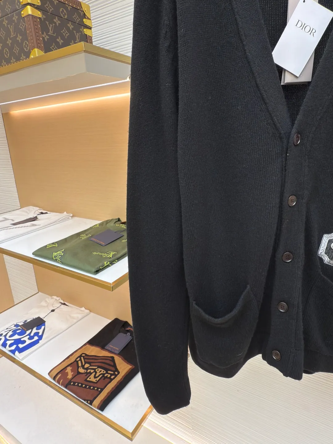 Dior logo cashmere cardigan ●Authentic product: Purchased and developed for 14500 ●Item number: 1680687-B90 ●Fabric: wool fabric ●Technology: knitting ●Version: loose version ●Weight: about 605 grams ●Size: XS-S-M-L ●Description: The wool is made of premium grade (90% wool 10% cashmere) yarn is woven, cashmere fabric has excellent warm performance: cashmere fabric has very good thermal insulation performance, this is because the cashmere fiber is thin and soft, and can keep warm in cold air; soft and comfortable: cashmere fabric feels very soft, giving people a comfortable touch ; In addition, the fiber structure of cashmere can prevent allergies and make people feel more comfortable. Moisture wicking: Cashmere fabric has good moisture absorption and perspiration, and can remain comfortable even in humid environments; this is a very practical advantage for people living in humid areas. The loom uses a 7-needle machine to weave at a uniform speed. Each piece takes 160 minutes. It is not like those ordinary computerized flat knitting machines that run to the limit in order to rush goods for efficiency. The stitches of the woven garments are of different sizes, with characters and patterns. For our entire garment, the texture of the garments is clean, without characters, and there will be no patterns on the garments, which greatly ensures the texture and clear texture of the garments. The overall wiring is straight and delicate, the fabric is comfortable and soft, and the color is consistent without color difference. It can be matched with the same style to create a fashionable look and control various occasions. Customized accessories, complete with three standards, same style for men and women!
