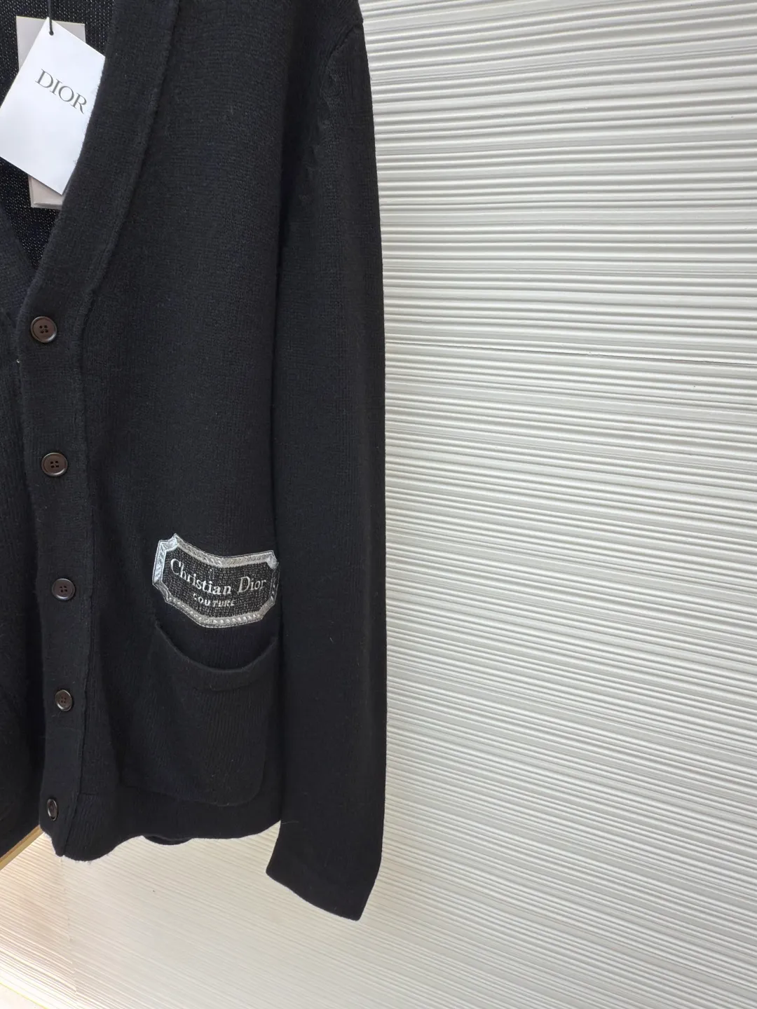 Dior logo cashmere cardigan ●Authentic product: Purchased and developed for 14500 ●Item number: 1680687-B90 ●Fabric: wool fabric ●Technology: knitting ●Version: loose version ●Weight: about 605 grams ●Size: XS-S-M-L ●Description: The wool is made of premium grade (90% wool 10% cashmere) yarn is woven, cashmere fabric has excellent warm performance: cashmere fabric has very good thermal insulation performance, this is because the cashmere fiber is thin and soft, and can keep warm in cold air; soft and comfortable: cashmere fabric feels very soft, giving people a comfortable touch ; In addition, the fiber structure of cashmere can prevent allergies and make people feel more comfortable. Moisture wicking: Cashmere fabric has good moisture absorption and perspiration, and can remain comfortable even in humid environments; this is a very practical advantage for people living in humid areas. The loom uses a 7-needle machine to weave at a uniform speed. Each piece takes 160 minutes. It is not like those ordinary computerized flat knitting machines that run to the limit in order to rush goods for efficiency. The stitches of the woven garments are of different sizes, with characters and patterns. For our entire garment, the texture of the garments is clean, without characters, and there will be no patterns on the garments, which greatly ensures the texture and clear texture of the garments. The overall wiring is straight and delicate, the fabric is comfortable and soft, and the color is consistent without color difference. It can be matched with the same style to create a fashionable look and control various occasions. Customized accessories, complete with three standards, same style for men and women!