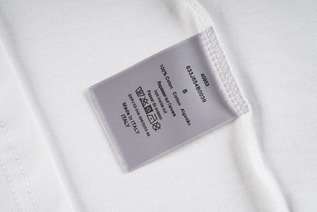 🅿️180 CD / New Handwritten Signature Loose Fit T-Shirt This T-shirt is decorated with a handwritten style Christian 1947 flocking logo, highlighting Mr. Dior’s signature and the year the Dior brand launched its first collection. Crafted from black cotton jersey in a relaxed fit, it features a classic ribbed crew neck. Enhances any casual look.  Double yarn cotton cover cotton fabric is a special double yarn fabric, which is made of double layers of gauze interwoven. Its yarn fineness is very small, making the fabric more delicate, soft and comfortable to wear. At the same time, the double-layer yarn structure makes the fabric have very good hygroscopic properties, which can effectively wick away sweat and keep the body dry; it is also moisture-proof, warm and mildew-proof.  The fluff used in flocking logo printing can better combine with the adhesive on the surface of the substrate during the flocking process to form a strong flocking effect; it has a soft and delicate feel, making flocked printing products comfortable to the touch. The adhesive has strong adhesion to bad cloth and fluff, has a soft hand feel, moderate viscosity, good chemical stability, washability, and high fastness index. The material has good environmental performance and is harmless to the human body. It is a green and environmentally friendly product. Size: XS S M L