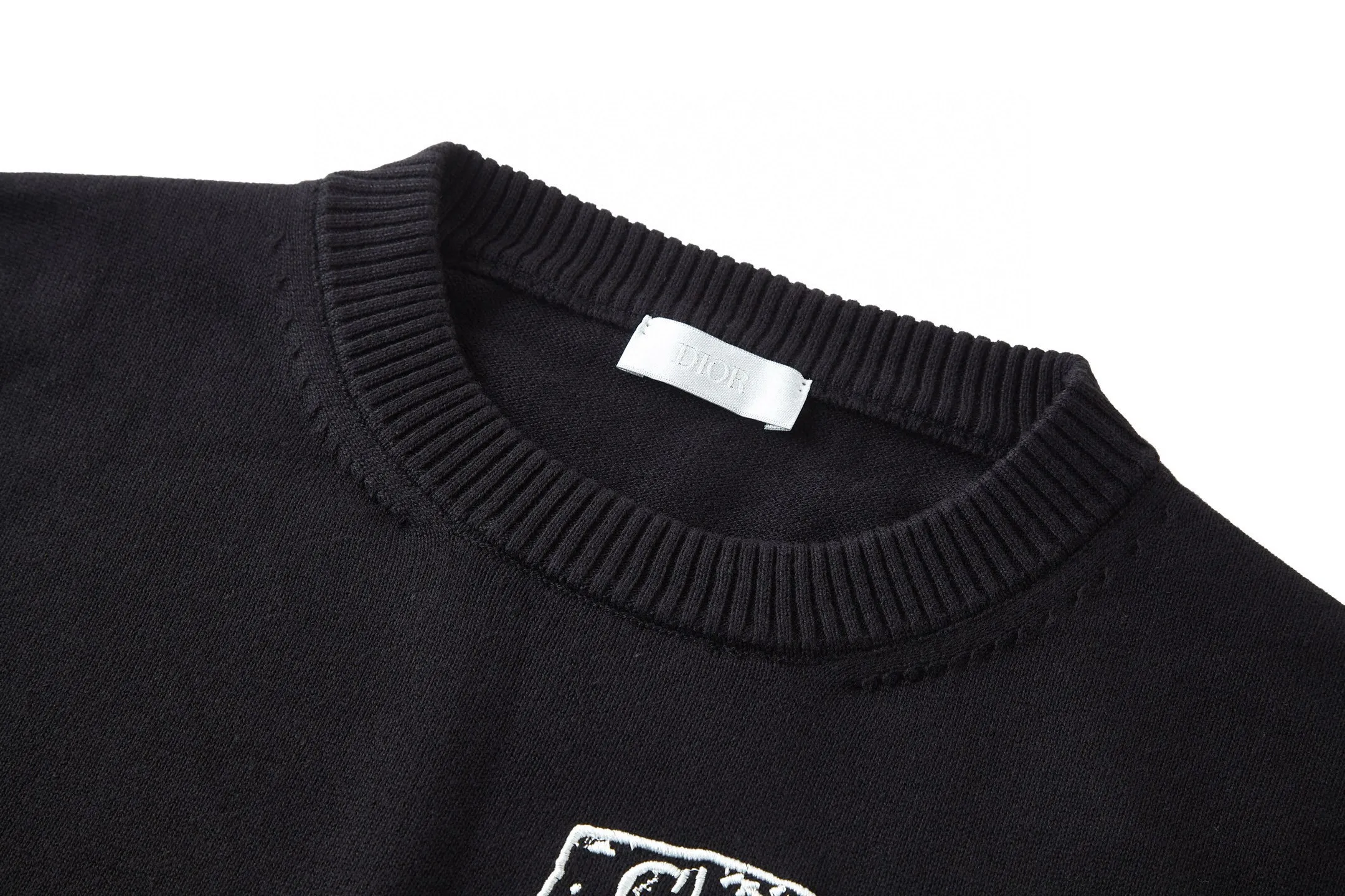 🅿️480 [Exclusive supply] CD file logo embroidered crew neck sweater (black) The fabric is made of 55 merino wool and 45 cotton long cotton yarn. This style is a blended yarn with a high wool content that makes it softer to the touch. The upper body comfort is very strong. The washing water of ready-made clothes removes odors and fixes the shape of the clothes so that they are not easily deformed after a second drying wash. Do not machine wash! The embroidery uses flat embroidery, and the imported Tajima machine makes the embroidery effect more delicate, and every line and line is perfectly reproduced. The number of stitches is about 16,000. This sweater features the Dior Archives Labels logo reinterpreted in an embroidered version of the brand's label. Made of white wool jersey with ribbed crew neck, cuffs and hem. It is characterized by timeless charm and is perfect for adding a touch of elegance to spring looks. Dior Archives Labels embroidered at chest. Ribbed crew neck, cuffs and hem. Size:S.M.L.XL