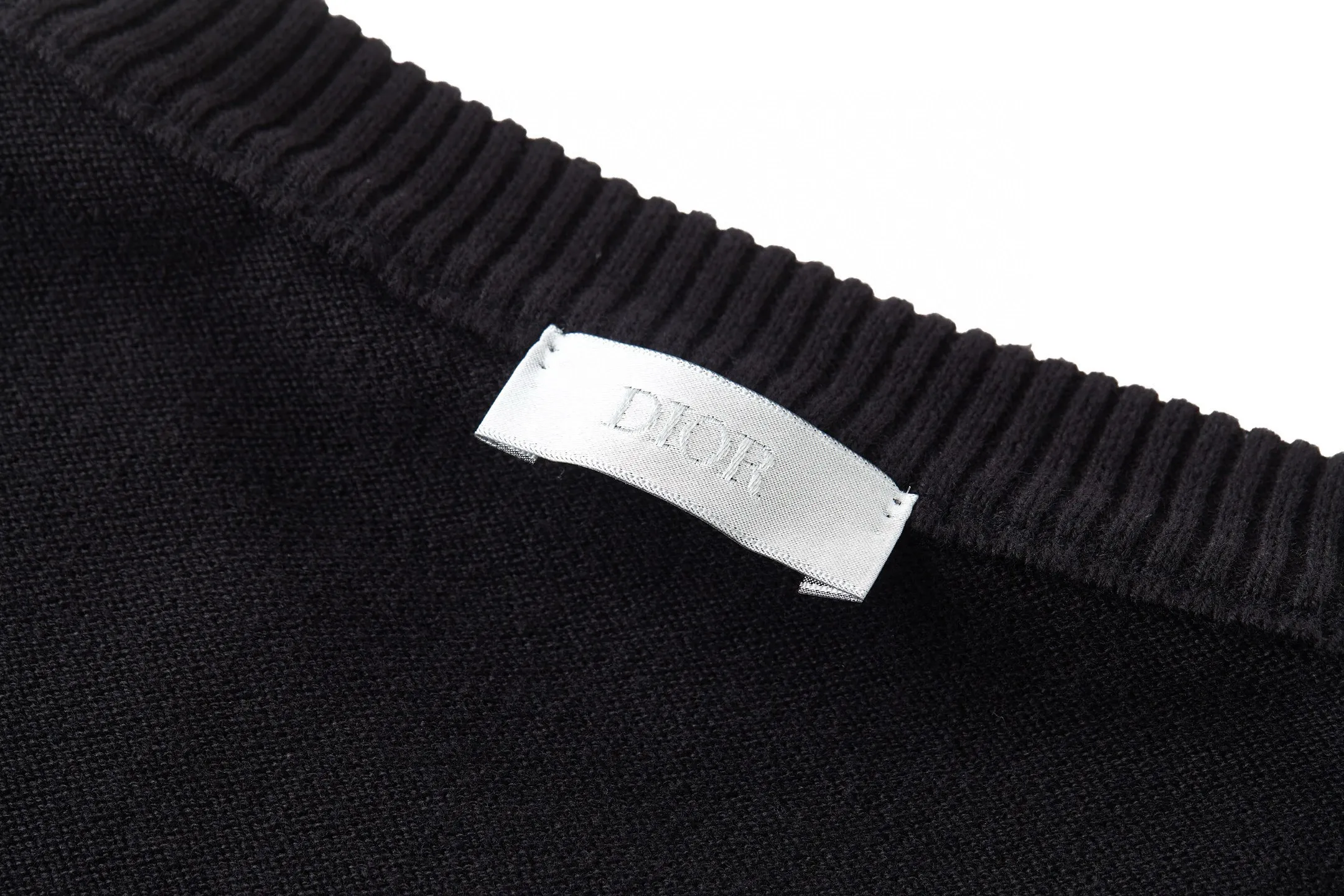 🅿️480 [Exclusive supply] CD file logo embroidered crew neck sweater (black) The fabric is made of 55 merino wool and 45 cotton long cotton yarn. This style is a blended yarn with a high wool content that makes it softer to the touch. The upper body comfort is very strong. The washing water of ready-made clothes removes odors and fixes the shape of the clothes so that they are not easily deformed after a second drying wash. Do not machine wash! The embroidery uses flat embroidery, and the imported Tajima machine makes the embroidery effect more delicate, and every line and line is perfectly reproduced. The number of stitches is about 16,000. This sweater features the Dior Archives Labels logo reinterpreted in an embroidered version of the brand's label. Made of white wool jersey with ribbed crew neck, cuffs and hem. It is characterized by timeless charm and is perfect for adding a touch of elegance to spring looks. Dior Archives Labels embroidered at chest. Ribbed crew neck, cuffs and hem. Size:S.M.L.XL