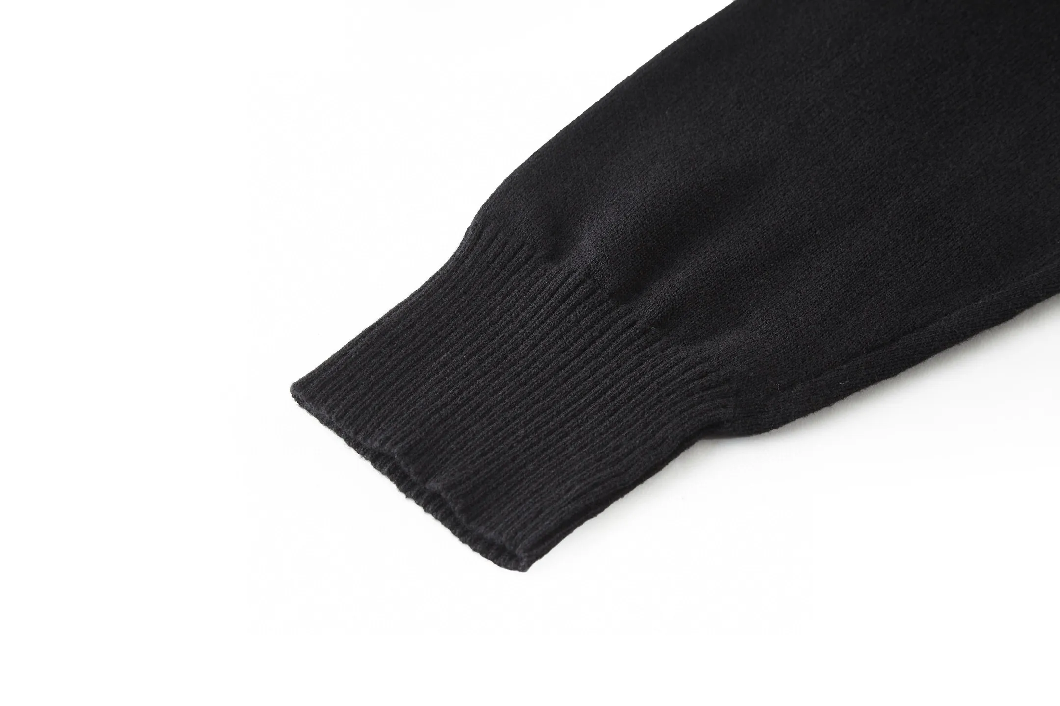 🅿️480 [Exclusive supply] CD file logo embroidered crew neck sweater (black) The fabric is made of 55 merino wool and 45 cotton long cotton yarn. This style is a blended yarn with a high wool content that makes it softer to the touch. The upper body comfort is very strong. The washing water of ready-made clothes removes odors and fixes the shape of the clothes so that they are not easily deformed after a second drying wash. Do not machine wash! The embroidery uses flat embroidery, and the imported Tajima machine makes the embroidery effect more delicate, and every line and line is perfectly reproduced. The number of stitches is about 16,000. This sweater features the Dior Archives Labels logo reinterpreted in an embroidered version of the brand's label. Made of white wool jersey with ribbed crew neck, cuffs and hem. It is characterized by timeless charm and is perfect for adding a touch of elegance to spring looks. Dior Archives Labels embroidered at chest. Ribbed crew neck, cuffs and hem. Size:S.M.L.XL