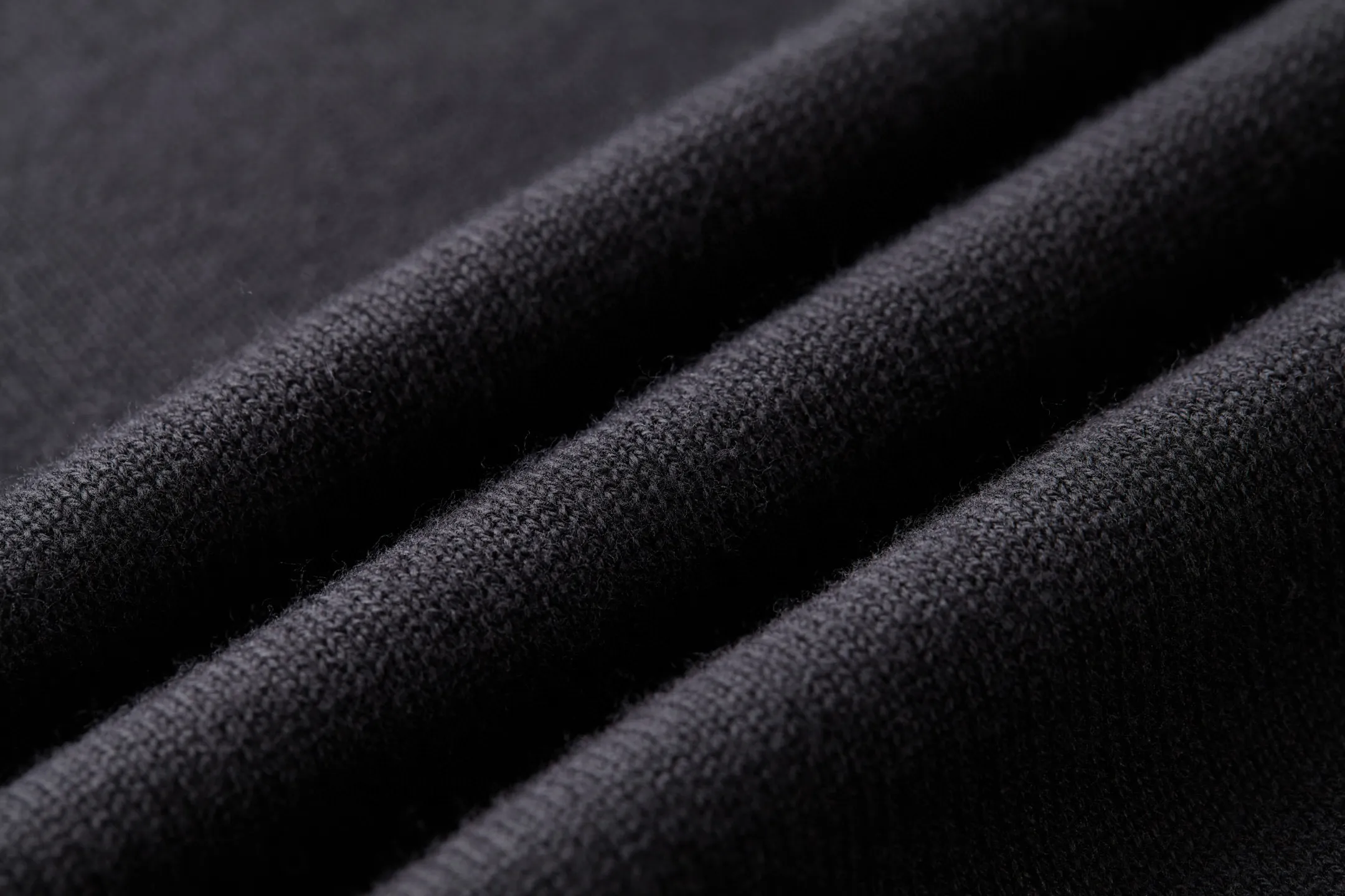 🅿️480 [Exclusive supply] CD file logo embroidered crew neck sweater (black) The fabric is made of 55 merino wool and 45 cotton long cotton yarn. This style is a blended yarn with a high wool content that makes it softer to the touch. The upper body comfort is very strong. The washing water of ready-made clothes removes odors and fixes the shape of the clothes so that they are not easily deformed after a second drying wash. Do not machine wash! The embroidery uses flat embroidery, and the imported Tajima machine makes the embroidery effect more delicate, and every line and line is perfectly reproduced. The number of stitches is about 16,000. This sweater features the Dior Archives Labels logo reinterpreted in an embroidered version of the brand's label. Made of white wool jersey with ribbed crew neck, cuffs and hem. It is characterized by timeless charm and is perfect for adding a touch of elegance to spring looks. Dior Archives Labels embroidered at chest. Ribbed crew neck, cuffs and hem. Size:S.M.L.XL