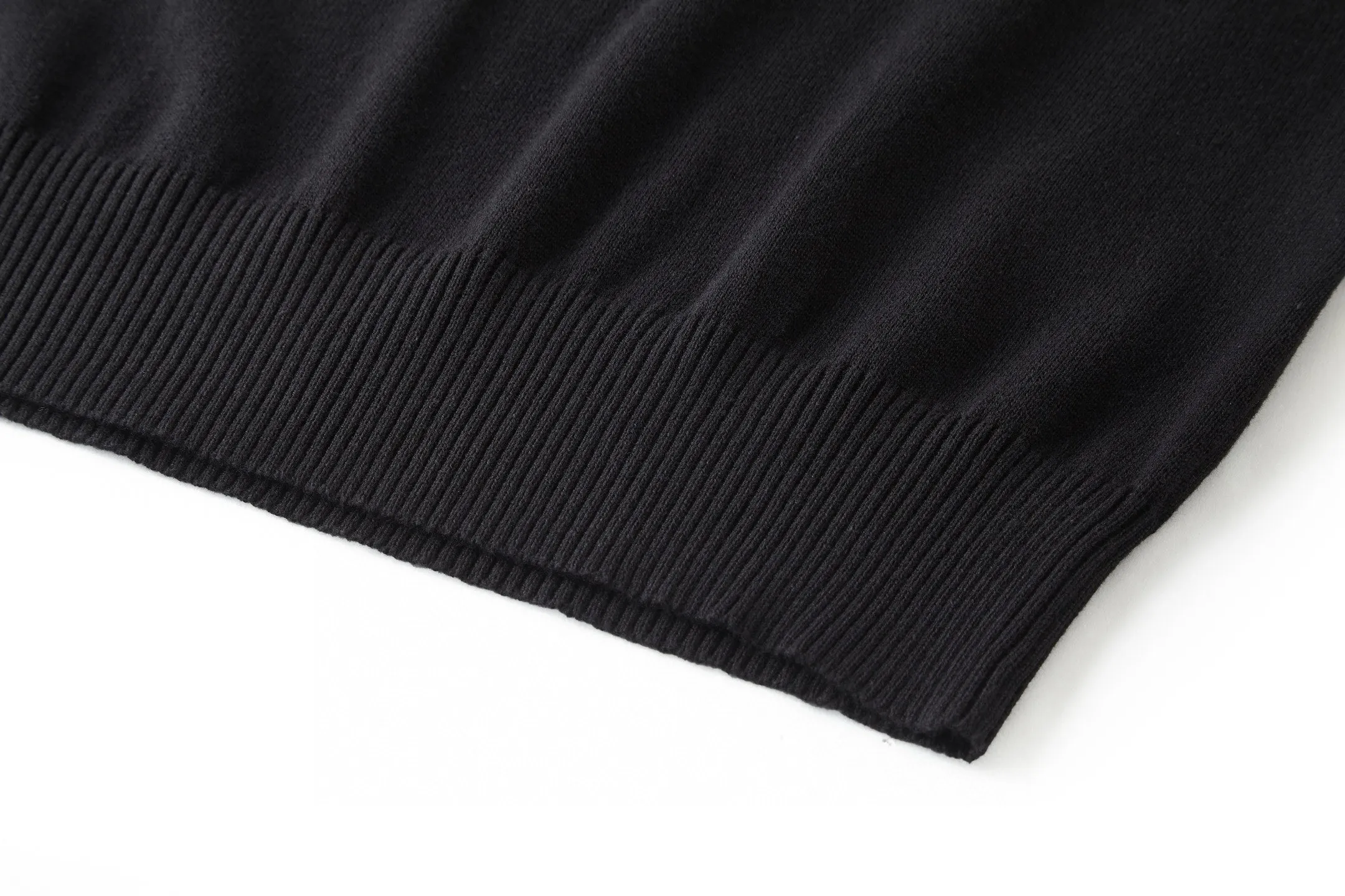 🅿️480 [Exclusive supply] CD file logo embroidered crew neck sweater (black) The fabric is made of 55 merino wool and 45 cotton long cotton yarn. This style is a blended yarn with a high wool content that makes it softer to the touch. The upper body comfort is very strong. The washing water of ready-made clothes removes odors and fixes the shape of the clothes so that they are not easily deformed after a second drying wash. Do not machine wash! The embroidery uses flat embroidery, and the imported Tajima machine makes the embroidery effect more delicate, and every line and line is perfectly reproduced. The number of stitches is about 16,000. This sweater features the Dior Archives Labels logo reinterpreted in an embroidered version of the brand's label. Made of white wool jersey with ribbed crew neck, cuffs and hem. It is characterized by timeless charm and is perfect for adding a touch of elegance to spring looks. Dior Archives Labels embroidered at chest. Ribbed crew neck, cuffs and hem. Size:S.M.L.XL