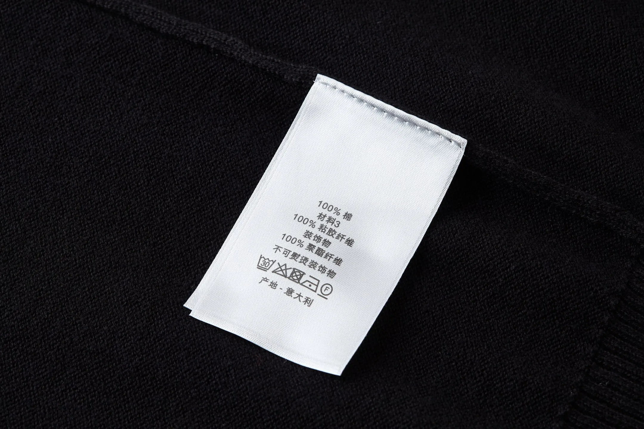 🅿️480 [Exclusive supply] CD file logo embroidered crew neck sweater (black) The fabric is made of 55 merino wool and 45 cotton long cotton yarn. This style is a blended yarn with a high wool content that makes it softer to the touch. The upper body comfort is very strong. The washing water of ready-made clothes removes odors and fixes the shape of the clothes so that they are not easily deformed after a second drying wash. Do not machine wash! The embroidery uses flat embroidery, and the imported Tajima machine makes the embroidery effect more delicate, and every line and line is perfectly reproduced. The number of stitches is about 16,000. This sweater features the Dior Archives Labels logo reinterpreted in an embroidered version of the brand's label. Made of white wool jersey with ribbed crew neck, cuffs and hem. It is characterized by timeless charm and is perfect for adding a touch of elegance to spring looks. Dior Archives Labels embroidered at chest. Ribbed crew neck, cuffs and hem. Size:S.M.L.XL