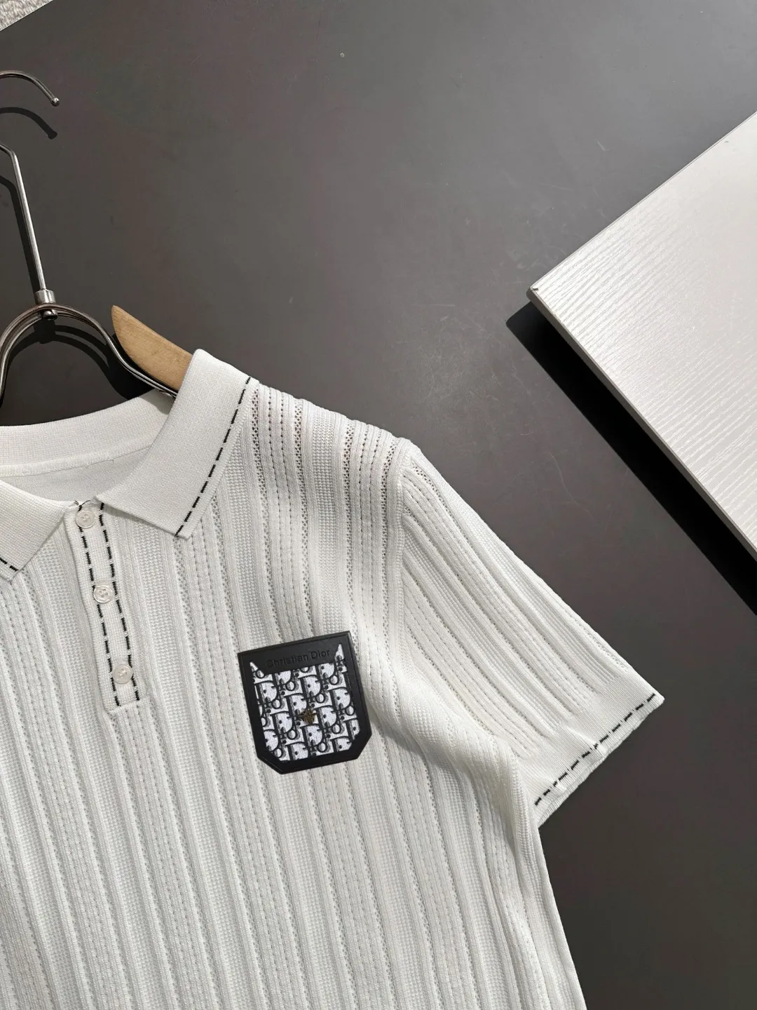 🅿️330 shipped next day, high quality DIOR 2025 spring and summer new men's lapel short-sleeved T-shirt. Made of combed cotton yarn knitted cotton fabric, pure cotton high-weight special yarn, it feels full when weighed, and the upper body is more textured than ordinary T-shirts. This texture can cope with the weather easily and is suitable for both hot and cold! The pattern on the chest adopts three-dimensional embroidery technology, and is perfectly produced stitch by stitch with reference to the original version! Loose fit design, looks noble. Size: M to XXXL