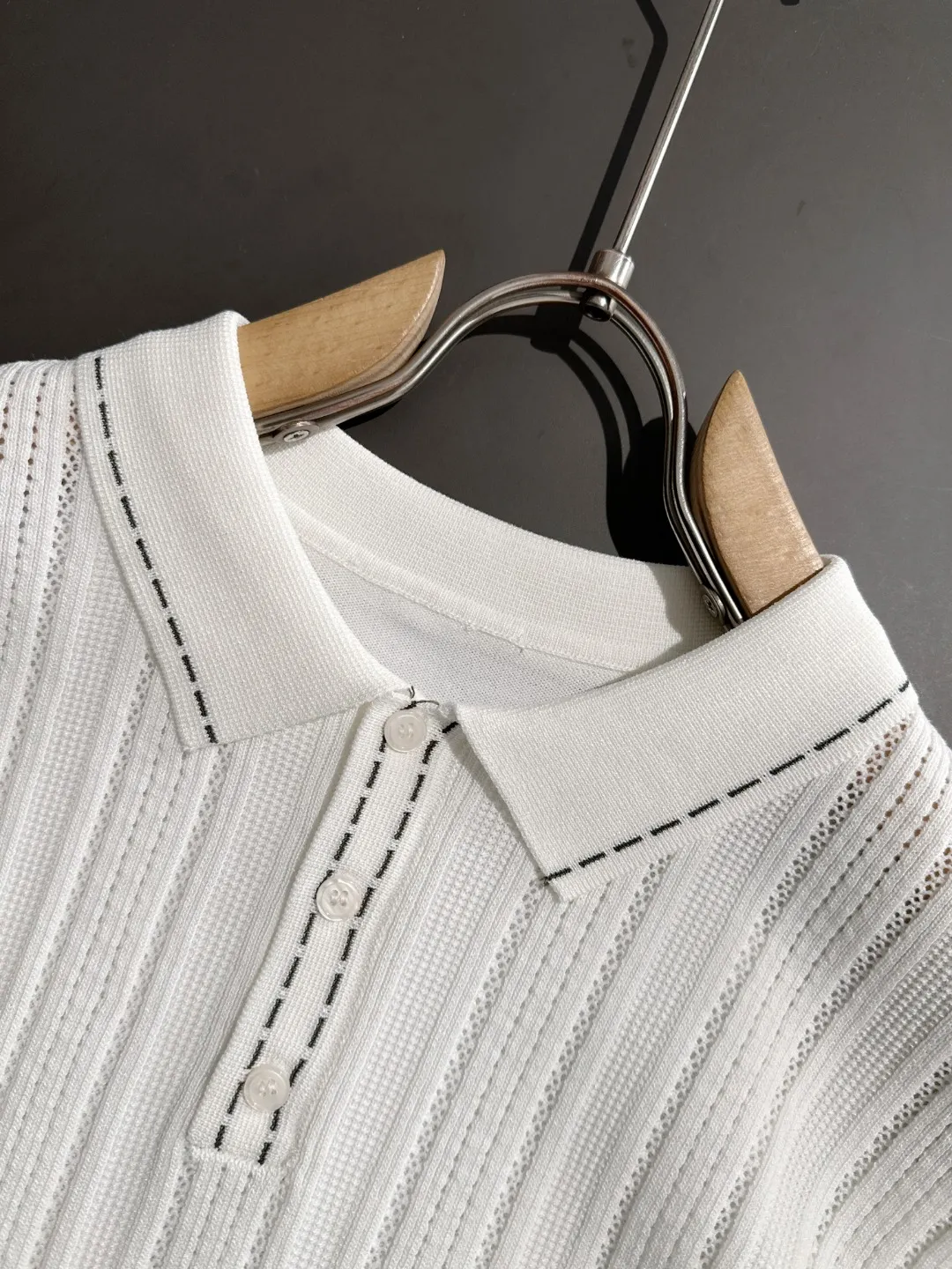 🅿️330 shipped next day, high quality DIOR 2025 spring and summer new men's lapel short-sleeved T-shirt. Made of combed cotton yarn knitted cotton fabric, pure cotton high-weight special yarn, it feels full when weighed, and the upper body is more textured than ordinary T-shirts. This texture can cope with the weather easily and is suitable for both hot and cold! The pattern on the chest adopts three-dimensional embroidery technology, and is perfectly produced stitch by stitch with reference to the original version! Loose fit design, looks noble. Size: M to XXXL