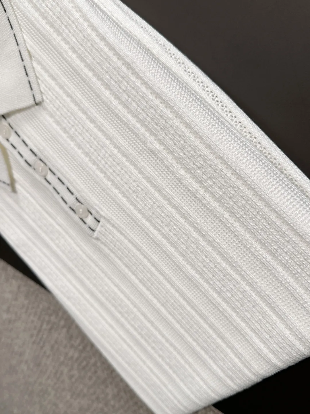 🅿️330 shipped next day, high quality DIOR 2025 spring and summer new men's lapel short-sleeved T-shirt. Made of combed cotton yarn knitted cotton fabric, pure cotton high-weight special yarn, it feels full when weighed, and the upper body is more textured than ordinary T-shirts. This texture can cope with the weather easily and is suitable for both hot and cold! The pattern on the chest adopts three-dimensional embroidery technology, and is perfectly produced stitch by stitch with reference to the original version! Loose fit design, looks noble. Size: M to XXXL