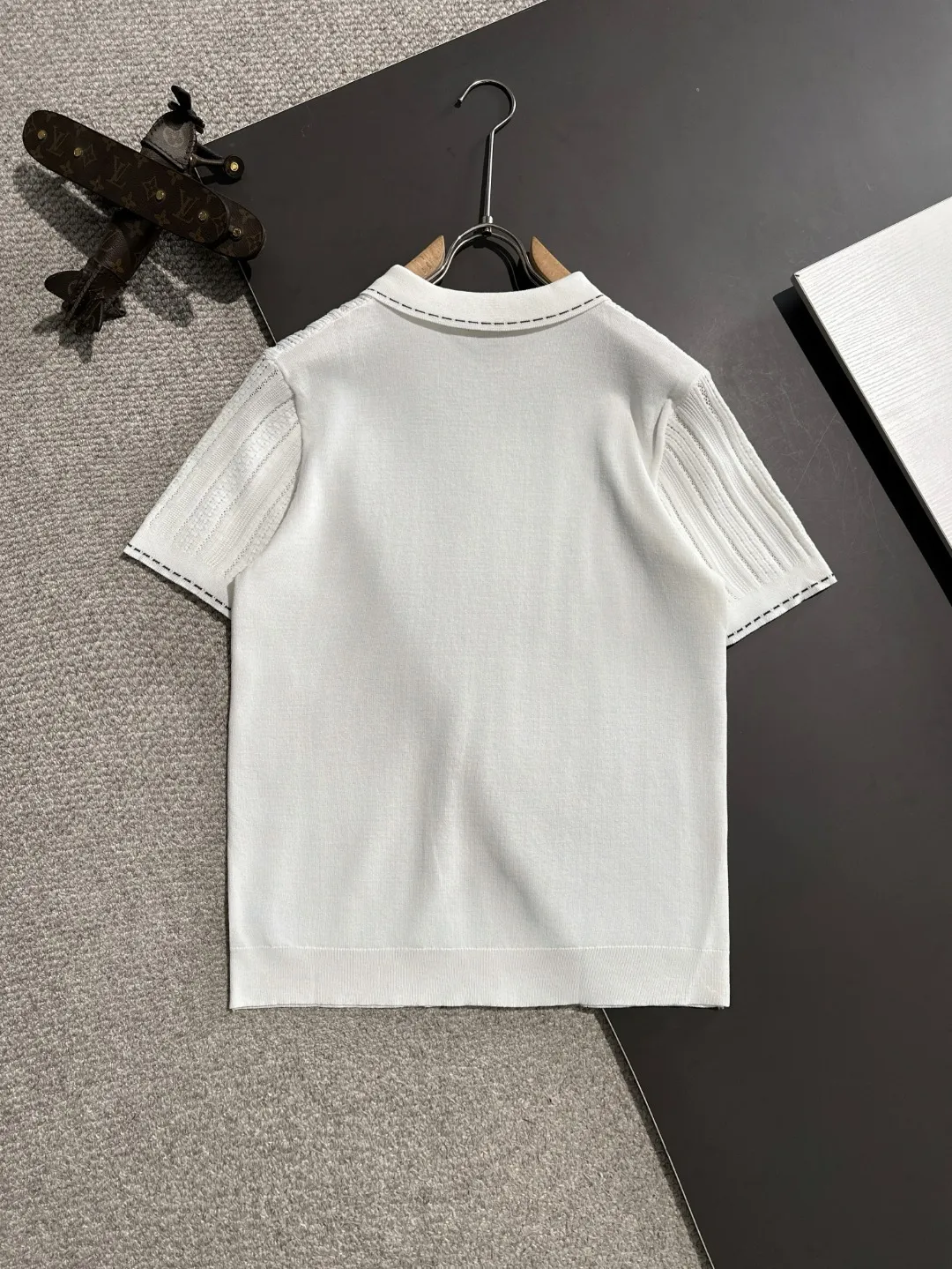🅿️330 shipped next day, high quality DIOR 2025 spring and summer new men's lapel short-sleeved T-shirt. Made of combed cotton yarn knitted cotton fabric, pure cotton high-weight special yarn, it feels full when weighed, and the upper body is more textured than ordinary T-shirts. This texture can cope with the weather easily and is suitable for both hot and cold! The pattern on the chest adopts three-dimensional embroidery technology, and is perfectly produced stitch by stitch with reference to the original version! Loose fit design, looks noble. Size: M to XXXL