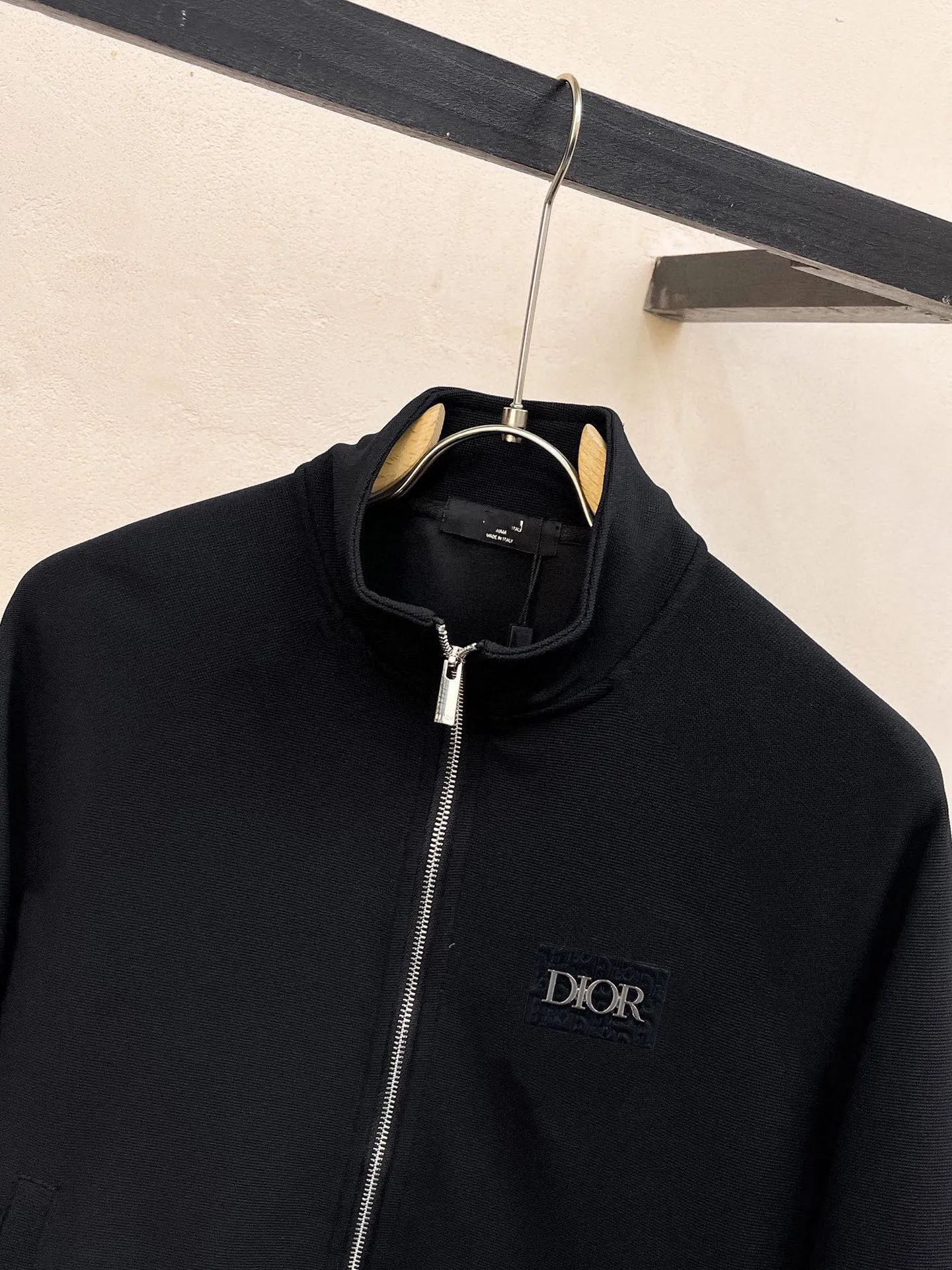 🅿️420 [DIOR Dior] (Fat Man Gospel) hot-selling suit is coming. Focus on the original version of the official website. 2025 new hot-selling cardigan sweater suit. The original order is the best product. 🇭🇰The meticulous work of top designers is dedicated to a fitting and perfect upper body effect. All-natural high-quality Roman cotton 100%, close-fitting comfort, noble and elegant! Original hardware embodies elegance and nobility! Counter size: M-5XL (maximum wear up to 220 pounds)