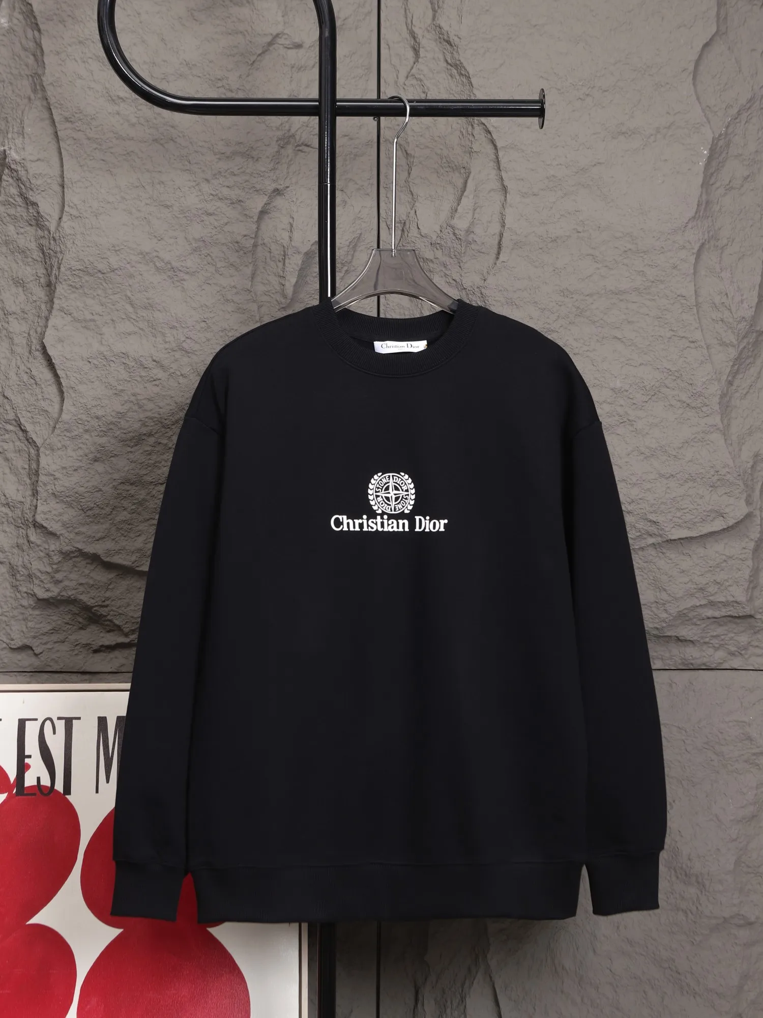 🅿️280 The top version of the classic Dior collaboration model No. B35 *Made of 450 custom-woven and custom-dyed high-gram weight tripe pure cotton sweatshirt fabric. The fabric feels thick and has a certain sense of self-weight. The bottom has a dense and rough terry texture. It is close to the skin and has excellent warmth retention. You will not feel any discomfort at all! *The classic logo is added to the front panel, and the same elements are added to the back panel. The lines are smooth and smooth, and the classic popular elements will not fall off or deform when washed. *This design is based on classics. It simply and clearly shows the brand’s high-end luxury identity. Same style for men and women. 𝐂𝐎𝐋𝐎𝐔𝐑: black, white. 𝐒𝐈𝐙𝐄: S- xl