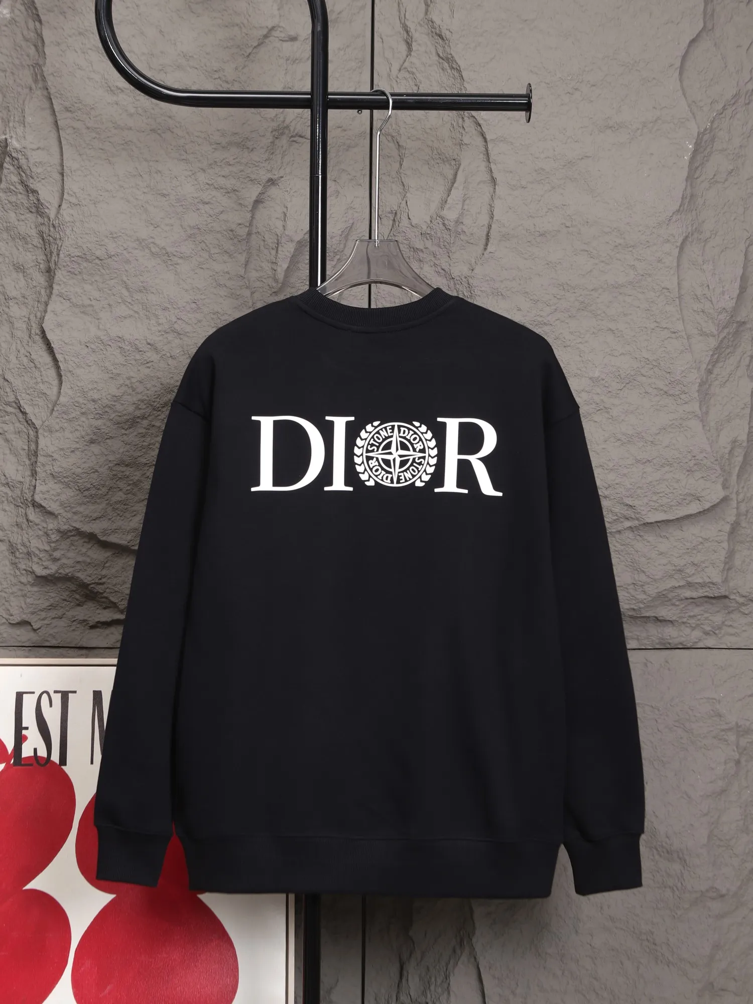 🅿️280 The top version of the classic Dior collaboration model No. B35 *Made of 450 custom-woven and custom-dyed high-gram weight tripe pure cotton sweatshirt fabric. The fabric feels thick and has a certain sense of self-weight. The bottom has a dense and rough terry texture. It is close to the skin and has excellent warmth retention. You will not feel any discomfort at all! *The classic logo is added to the front panel, and the same elements are added to the back panel. The lines are smooth and smooth, and the classic popular elements will not fall off or deform when washed. *This design is based on classics. It simply and clearly shows the brand’s high-end luxury identity. Same style for men and women. 𝐂𝐎𝐋𝐎𝐔𝐑: black, white. 𝐒𝐈𝐙𝐄: S- xl