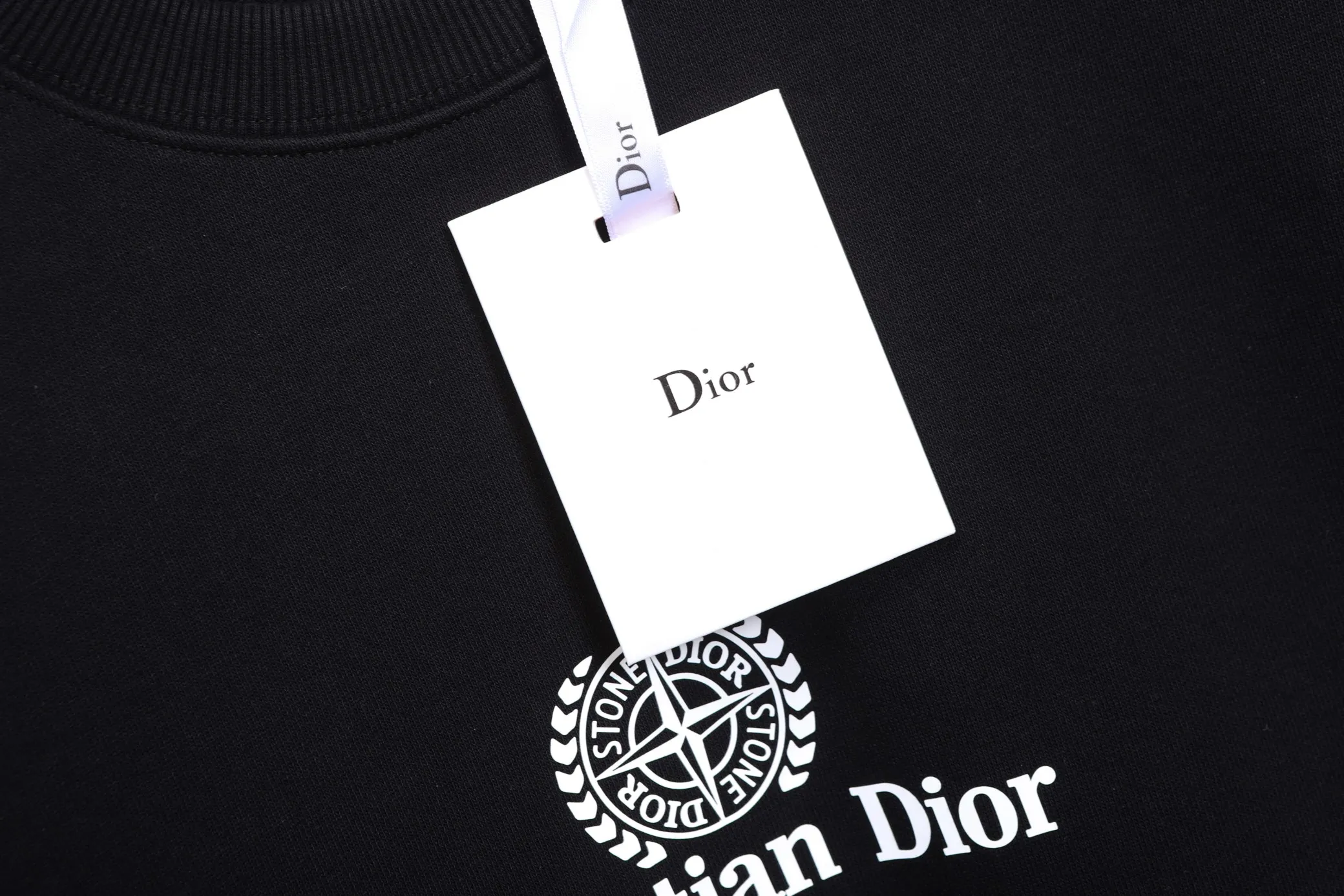 🅿️280 The top version of the classic Dior collaboration model No. B35 *Made of 450 custom-woven and custom-dyed high-gram weight tripe pure cotton sweatshirt fabric. The fabric feels thick and has a certain sense of self-weight. The bottom has a dense and rough terry texture. It is close to the skin and has excellent warmth retention. You will not feel any discomfort at all! *The classic logo is added to the front panel, and the same elements are added to the back panel. The lines are smooth and smooth, and the classic popular elements will not fall off or deform when washed. *This design is based on classics. It simply and clearly shows the brand’s high-end luxury identity. Same style for men and women. 𝐂𝐎𝐋𝐎𝐔𝐑: black, white. 𝐒𝐈𝐙𝐄: S- xl